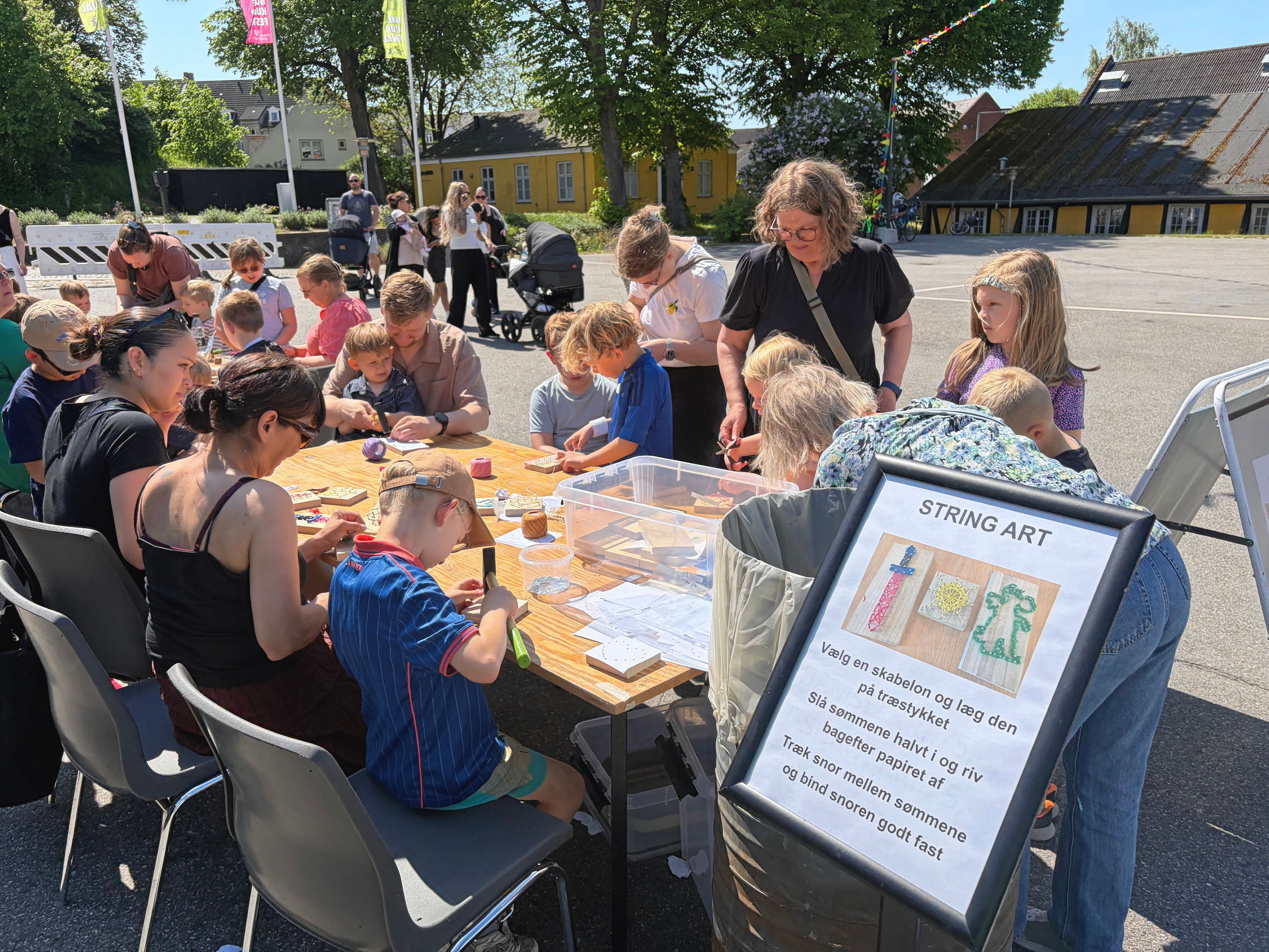 Børn og voksne fik deres sag for, da der skulle laves såkaldt string art. - Næstved Børnekulturfestival Børn og voksne fik deres sag for, da der skulle laves såkaldt string art.