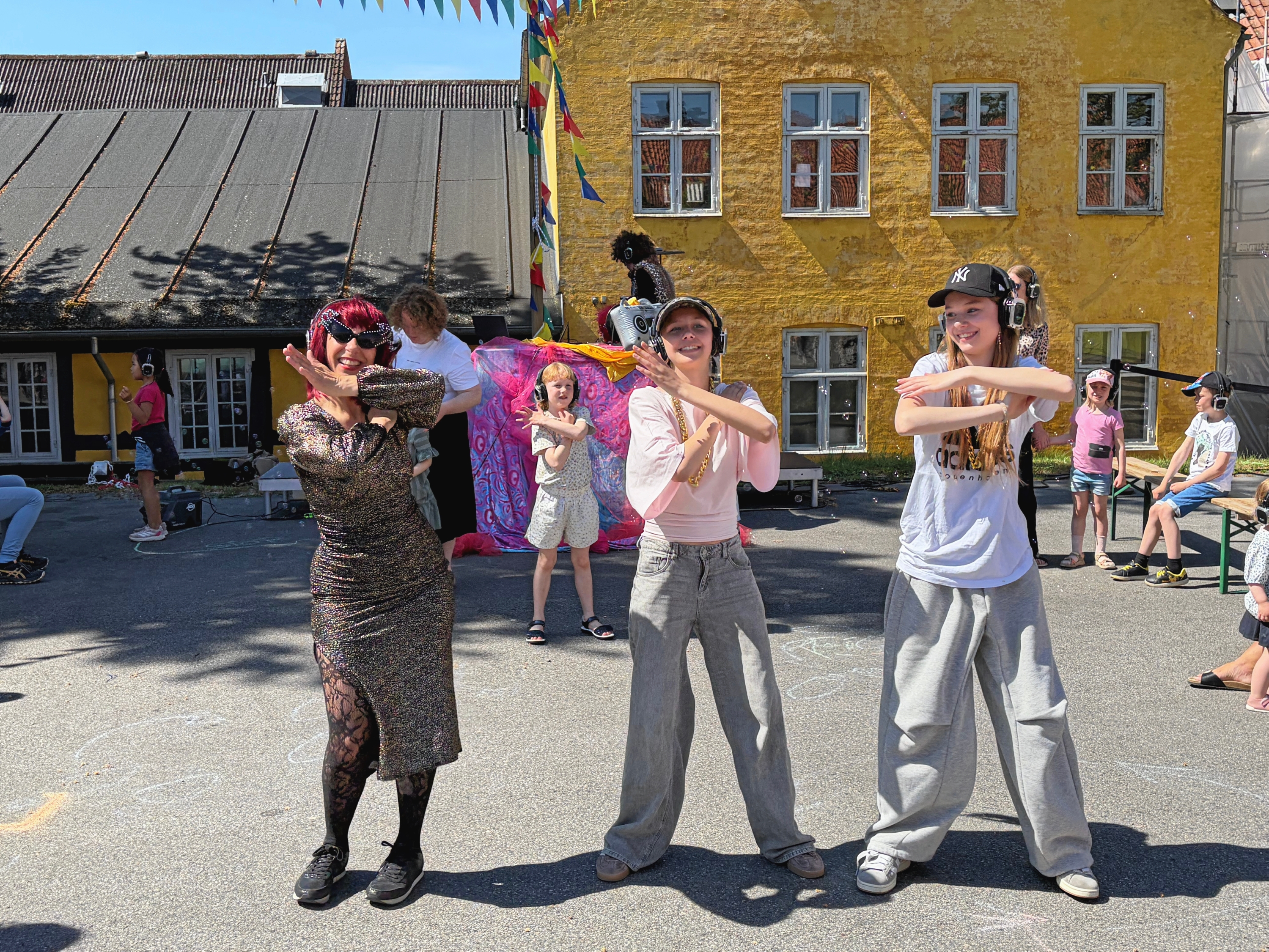 Der var Silent Disco med Egnsteatret Dansk Rakkerpak på festivalpladsen - Næstved Børnekulturfestival Der var Silent Disco med Egnsteatret Dansk Rakkerpak på festivalpladsen