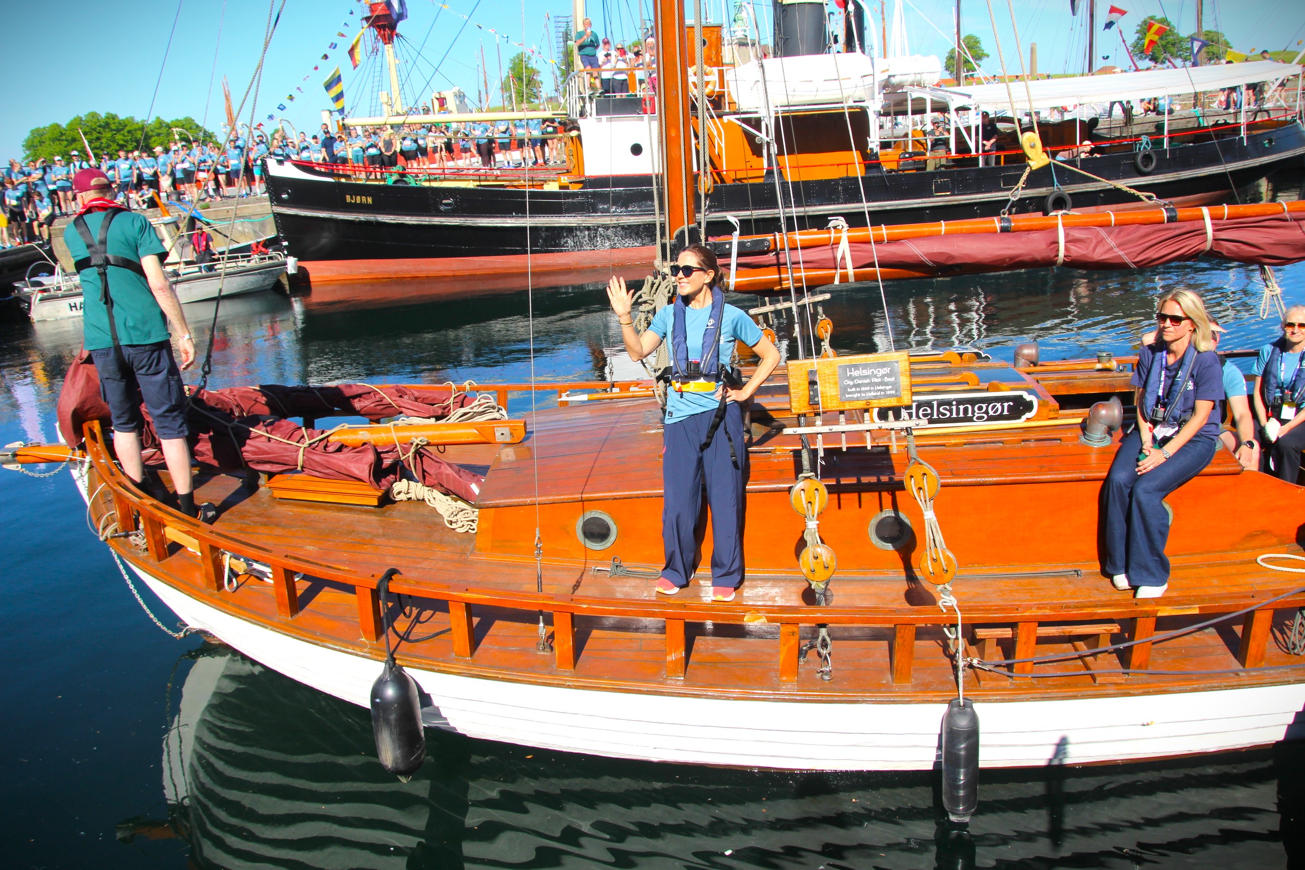 Dronning Mary ankom med båd til Royal Run i Helsingør.