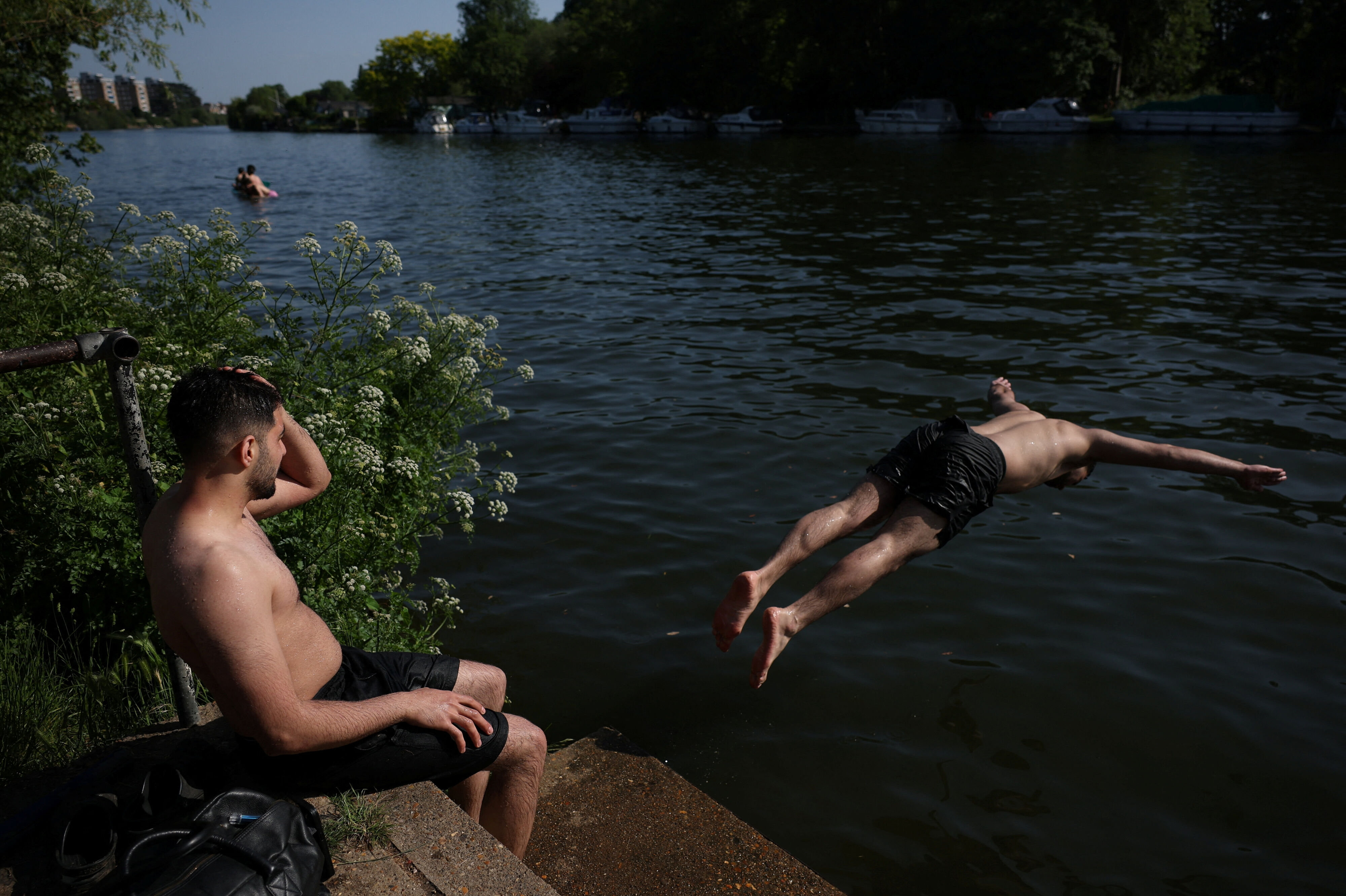 En mand hopper i Themsen i London. Storbritannien er et af de lande, der har oplevet rekordhøje temperaturer mandag. (Arkivfoto).