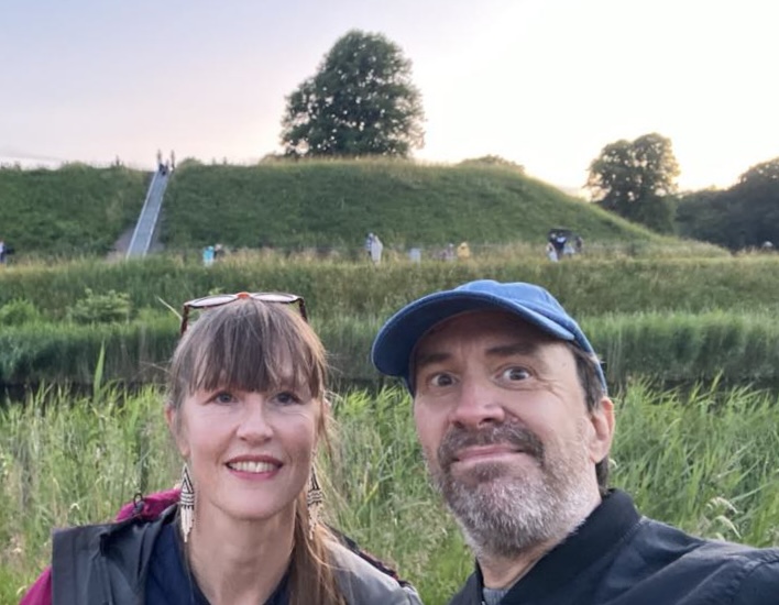 Deltagerne synger primært fra Højskolesangbogen, som man enten kan tage med hjemmefra, låne på stedet eller få adgang til digitalt.