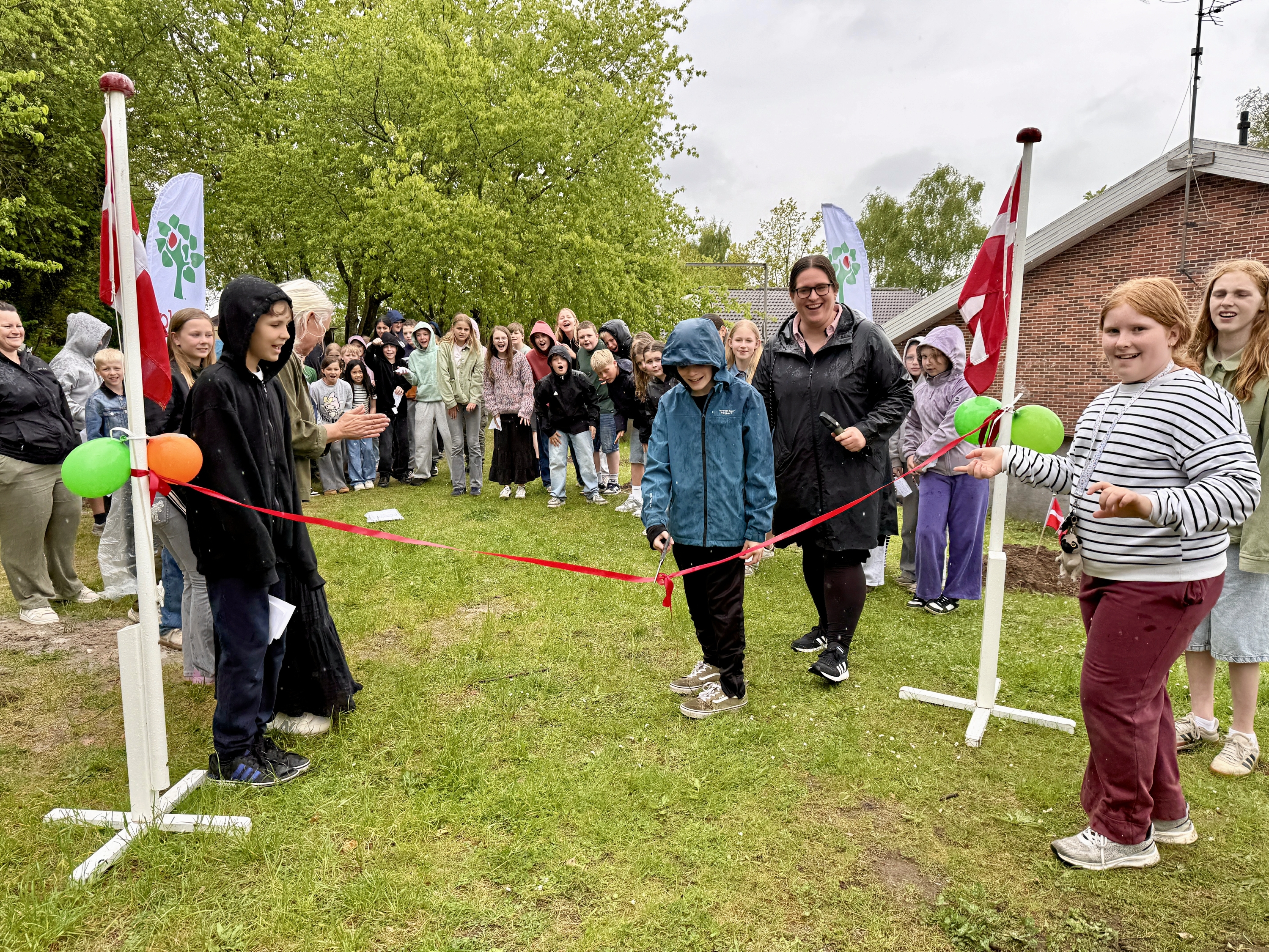 Et af klubbørnene, Felix, fik lov til at klippe snoren til frugtlunden i Klub 107, mens CSR Manager i Lomax, Ragga Asbjarnardottir var klar til at hjælpe. - Lomax Et af klubbørnene, Felix, fik lov til at klippe snoren til frugtlunden i Klub 107, mens CSR Manager i Lomax, Ragga Asbjarnardottir var klar til at hjælpe.