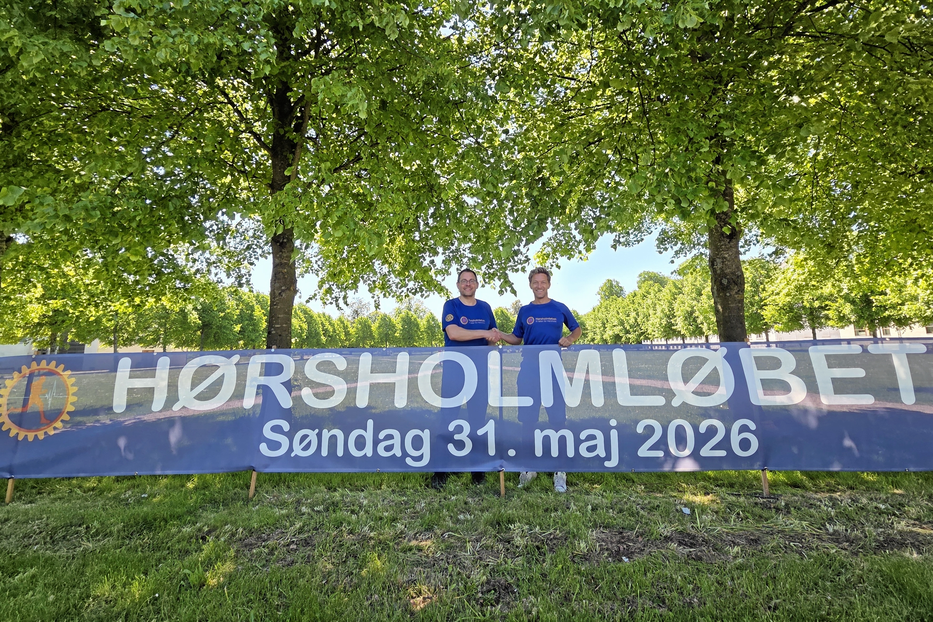 På søndag den 31. maj går det løs med Hørsholmløbet, hvor der er start og mål på Ridebanen. Medarrangerør Erik Fraas byder danser Michael Olesen velkommen som ny ambassadør for motionsløbet. - Presse På søndag den 31. maj går det løs med Hørsholmløbet, hvor der er start og mål på Ridebanen. Medarrangerør Erik Fraas byder danser Michael Olesen velkommen som ny ambassadør for motionsløbet.