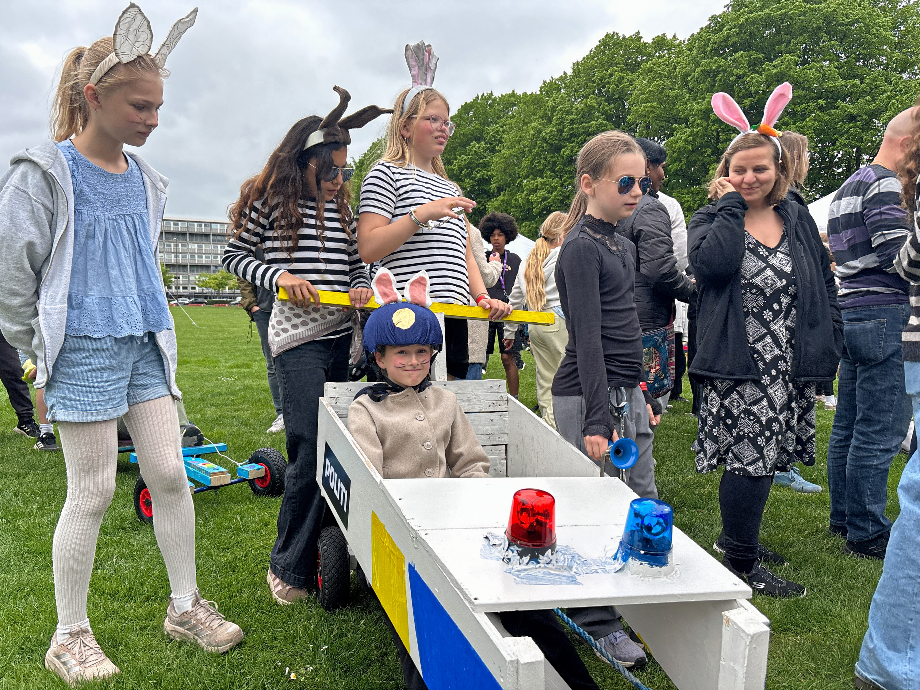 Alle de kreative sæbekassebiler blev præsenteret på scenen, inden starten gik. - Palle Demant Alle de kreative sæbekassebiler blev præsenteret på scenen, inden starten gik.