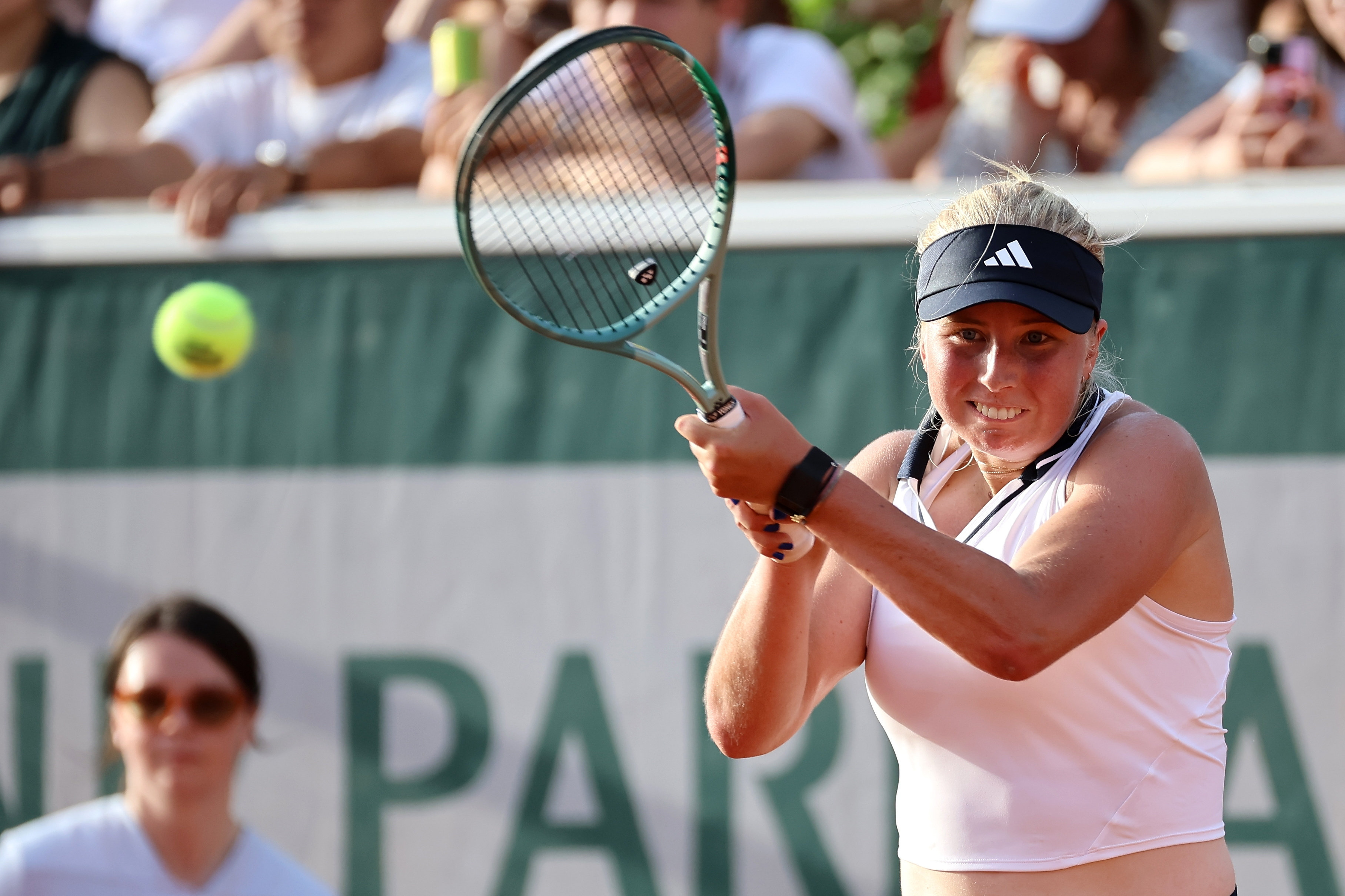 Clara Tauson var i vinderposition mod Daria Snigur i første runde af French Open, men gik ned og tabte med fysiske problemer i tredje sæt. Onsdag spiller hun damedouble i Paris.