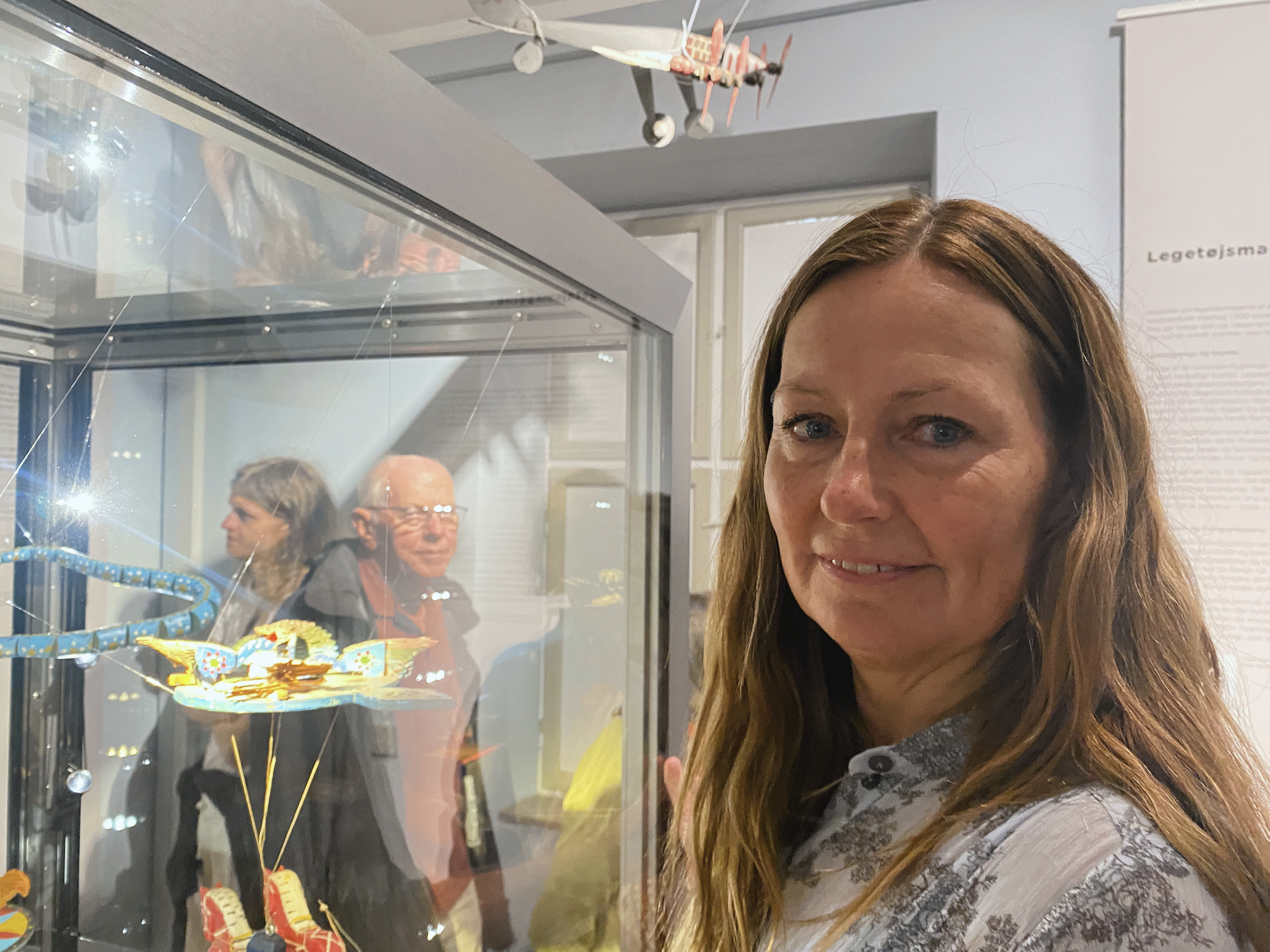 Borgmester Anne Sofie Uhrskov (V) kigger på udstillingen Legetøjsmagerne - de korte venskabers sommer. Hun påpeger, at historien stiller spørgsmål ved, hvordan vi i dag møder folk på flugt.