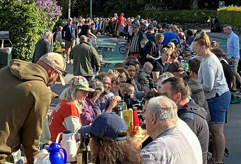 Det var svært at finde en ledig plads ved langbordet i Hovedgaden, da Hvalsø holdt pinsefest i det smukkeste vejr.