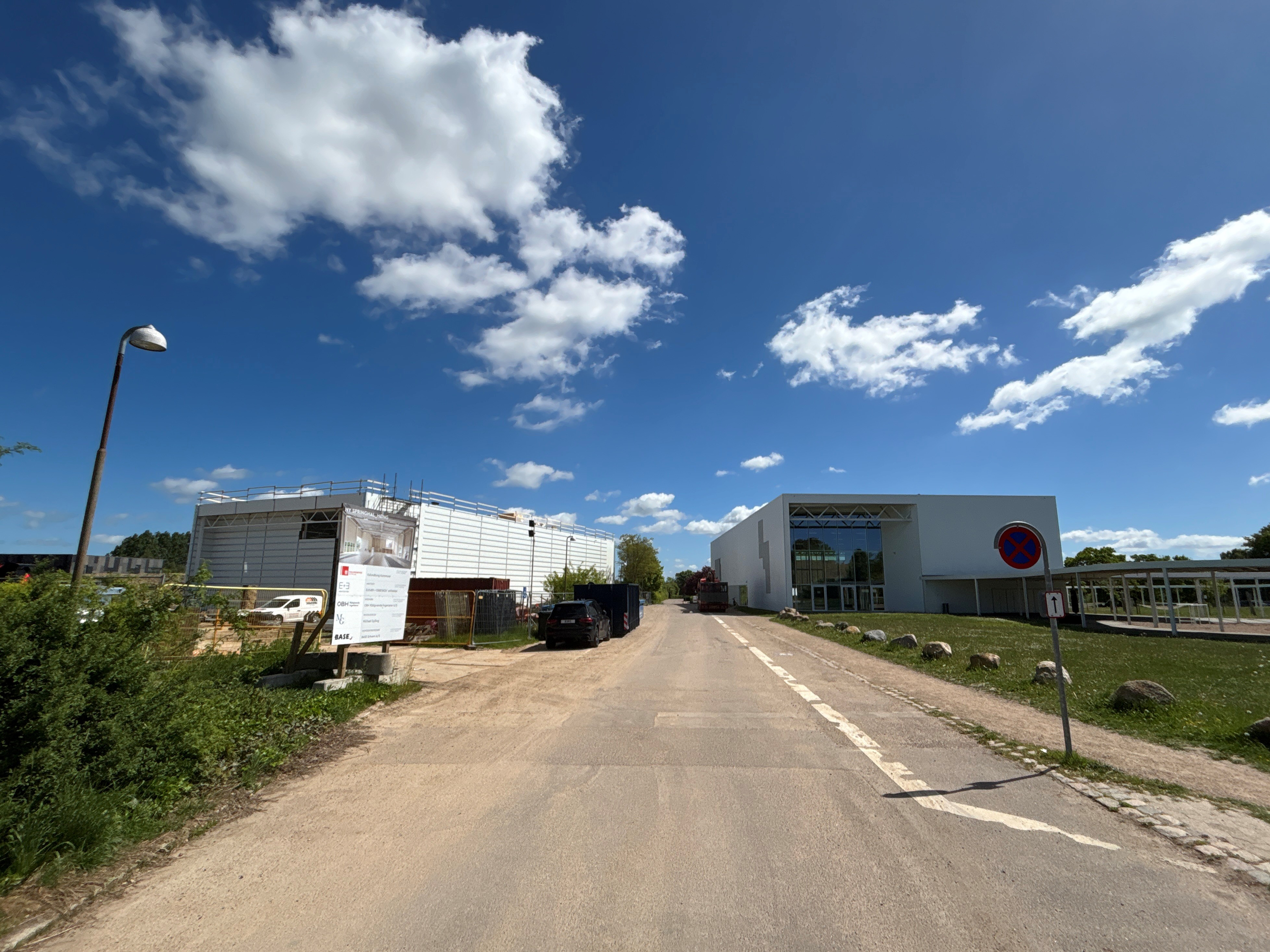 Onsdag blev der holdt rejsegilde på Springhallen i Høng. Springhallen ses til venstre i billedet, mens Kultur- og Bevægelsespark Høng ligger på den modsatte side af vejen.