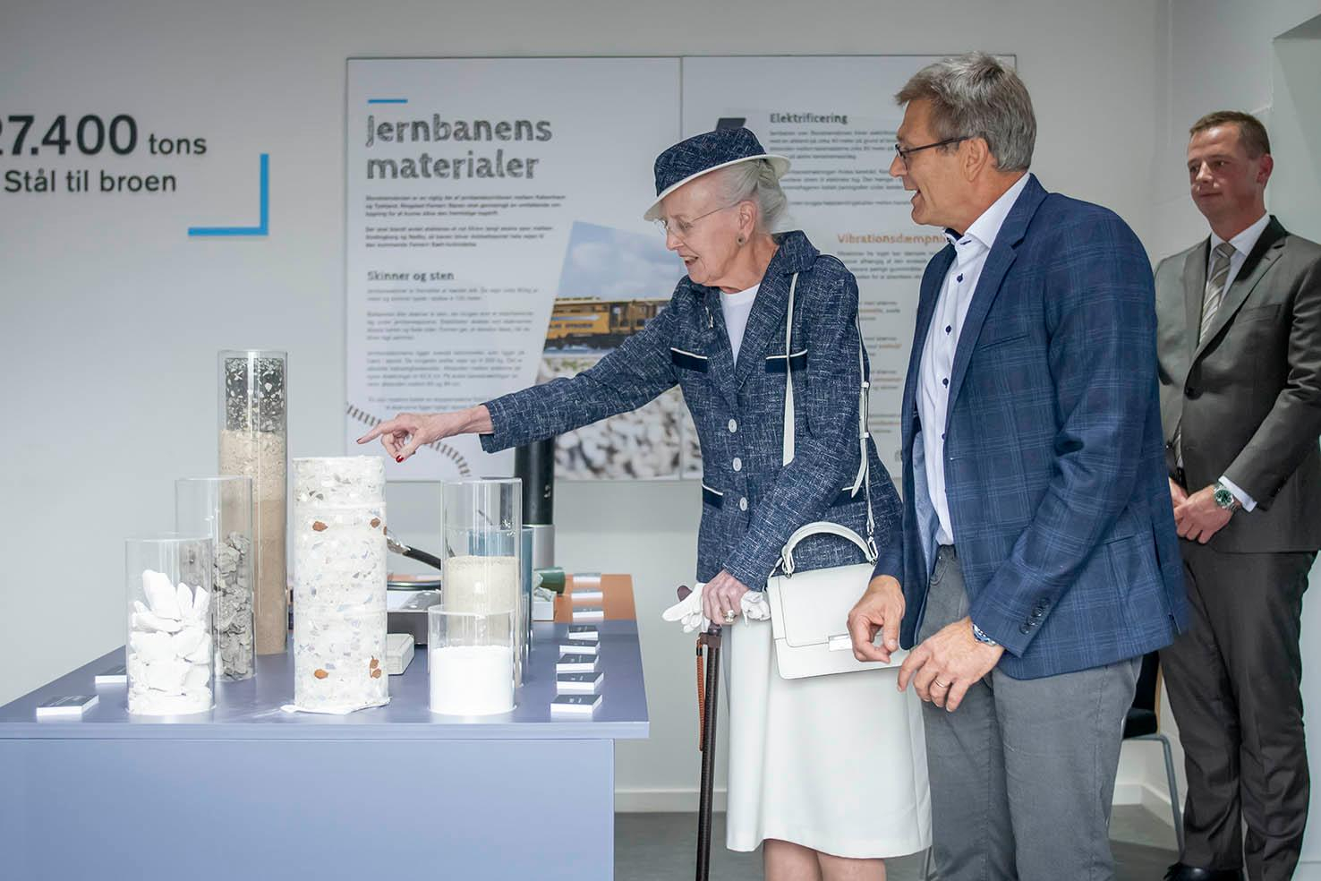Dronning Margrethe var i 2023 forbi besøgscentret på Masnedø, hvor hun hørte om byggeriet af den nye bro. Nu er der dog opstået tvivl om, hvorvidt hun kan deltage i indvielsen af den.