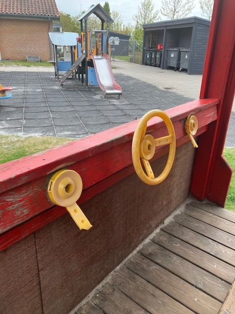 Her er rattet brækket i stykker og ødelagt.