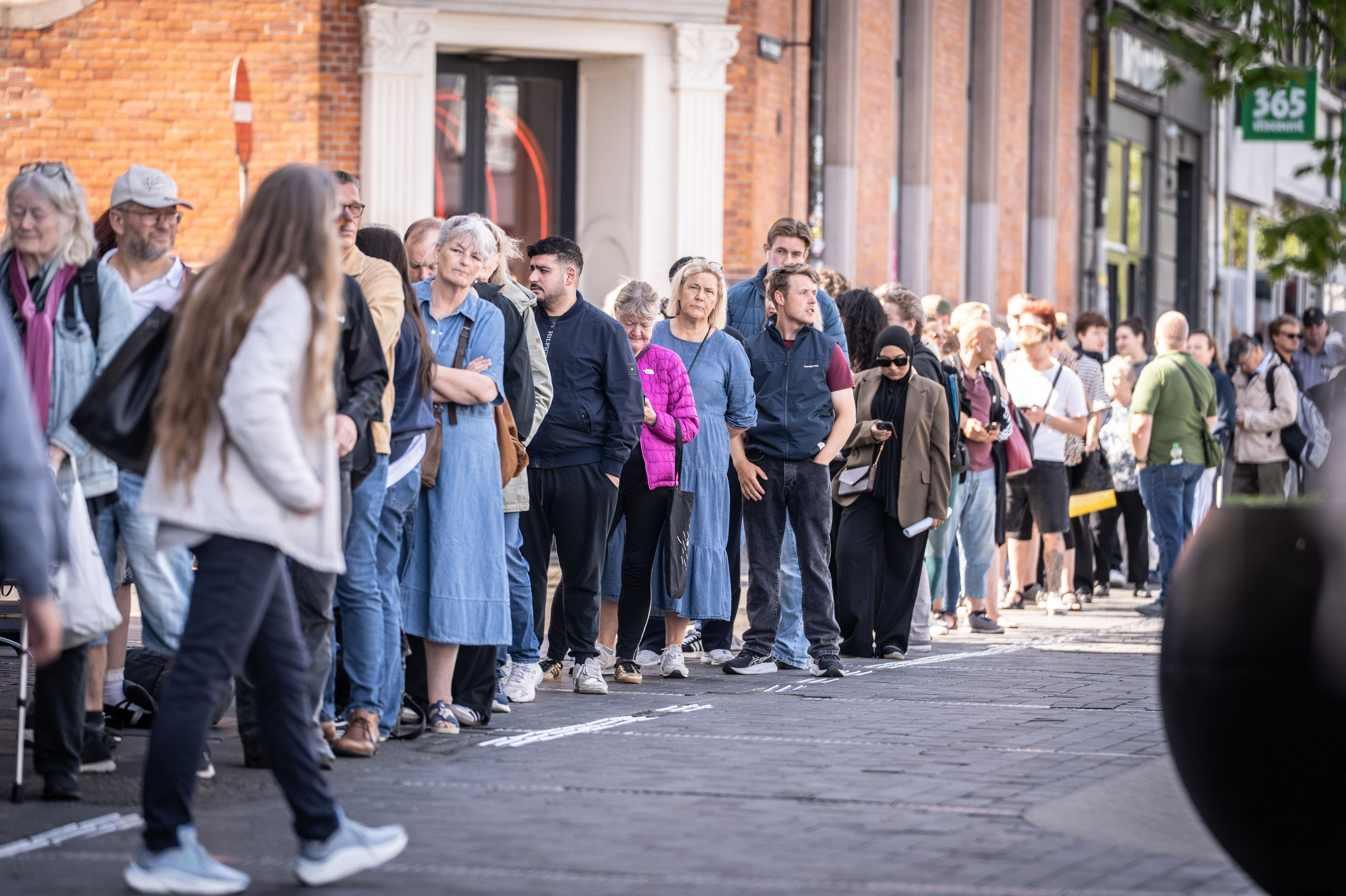 Folk står i kø ved vekselbureauet Forex ved Nørreport i København lørdag for at få afleveret 1000-kronesedler, inden sedlerne bliver værdiløse. (Arkivfoto).