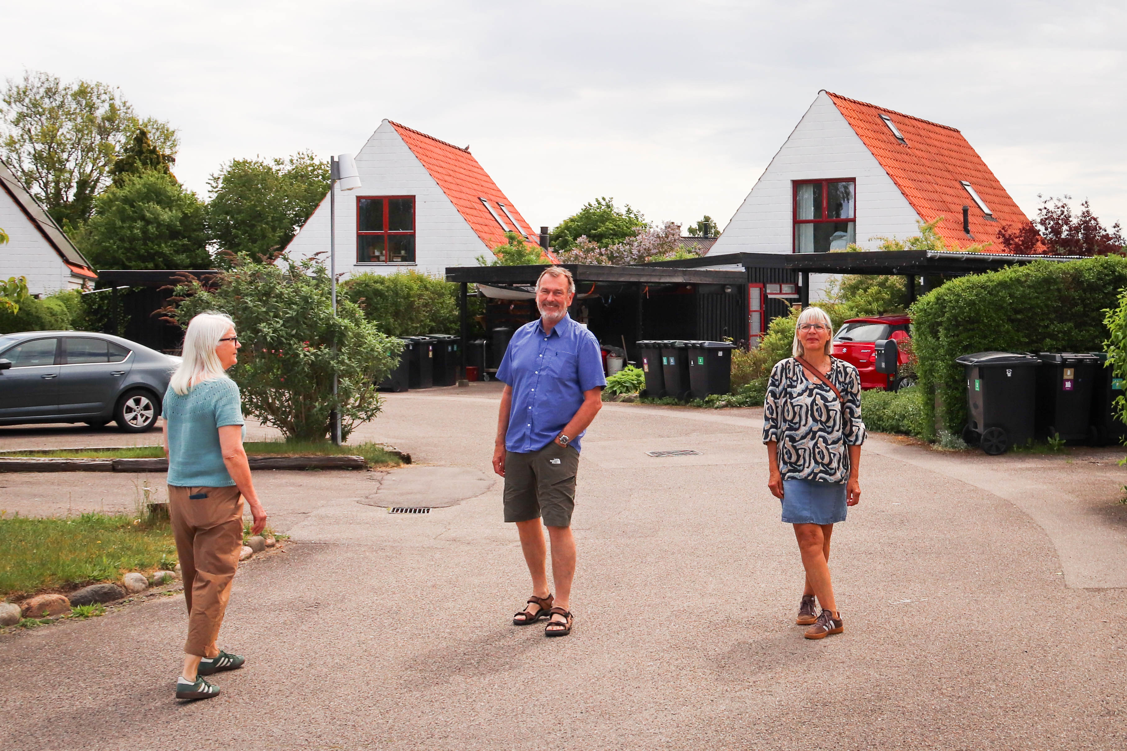 Beboerne Grethe Juhl, Jesper Klausen og Mette Friderichsen viser rundt blandt de næsten ens huse i Møllestensparken.