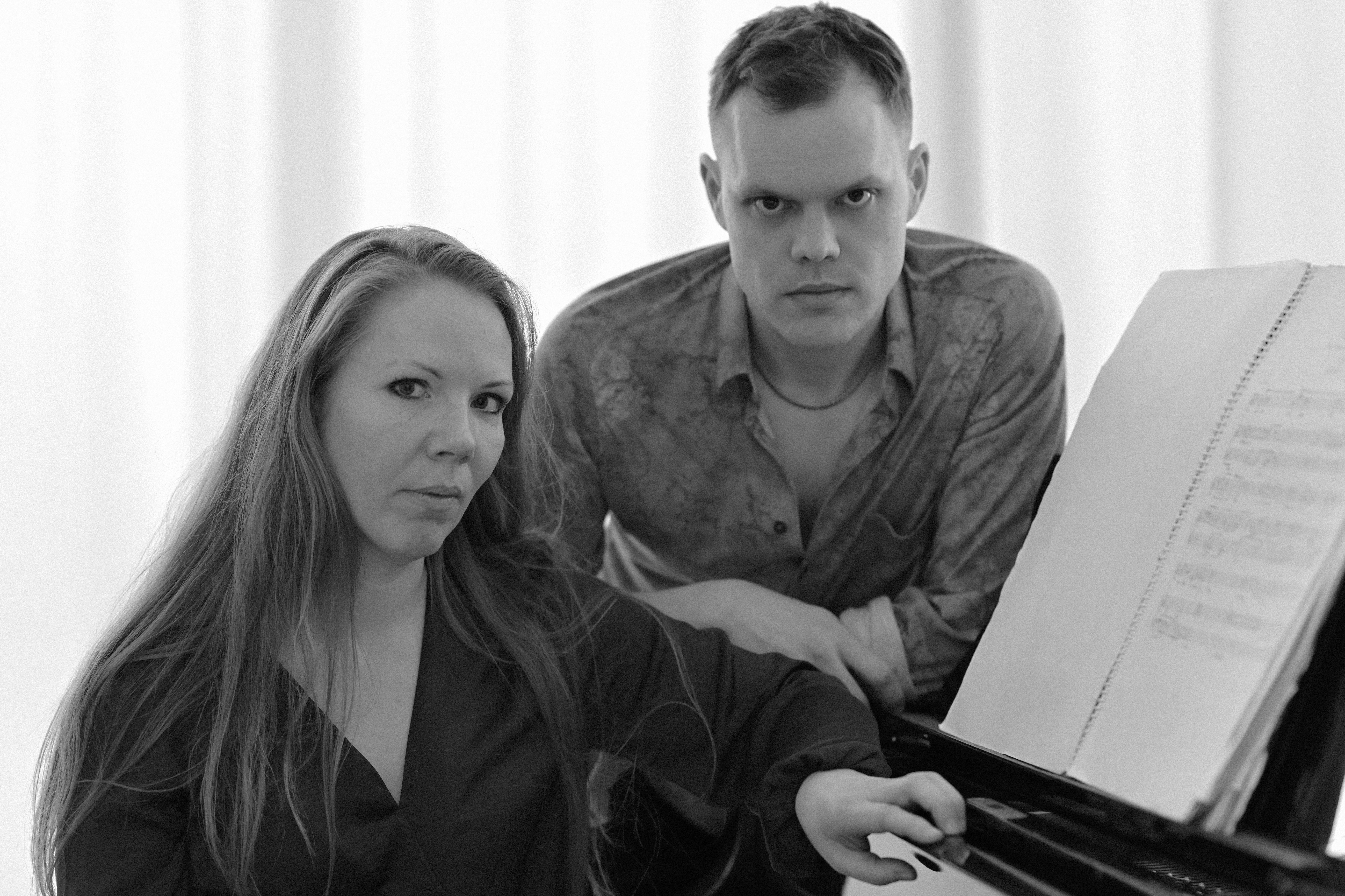 Tenor Mathias Monrad Møller og pianist Linda Dahl Laursen besøger biblioteket.