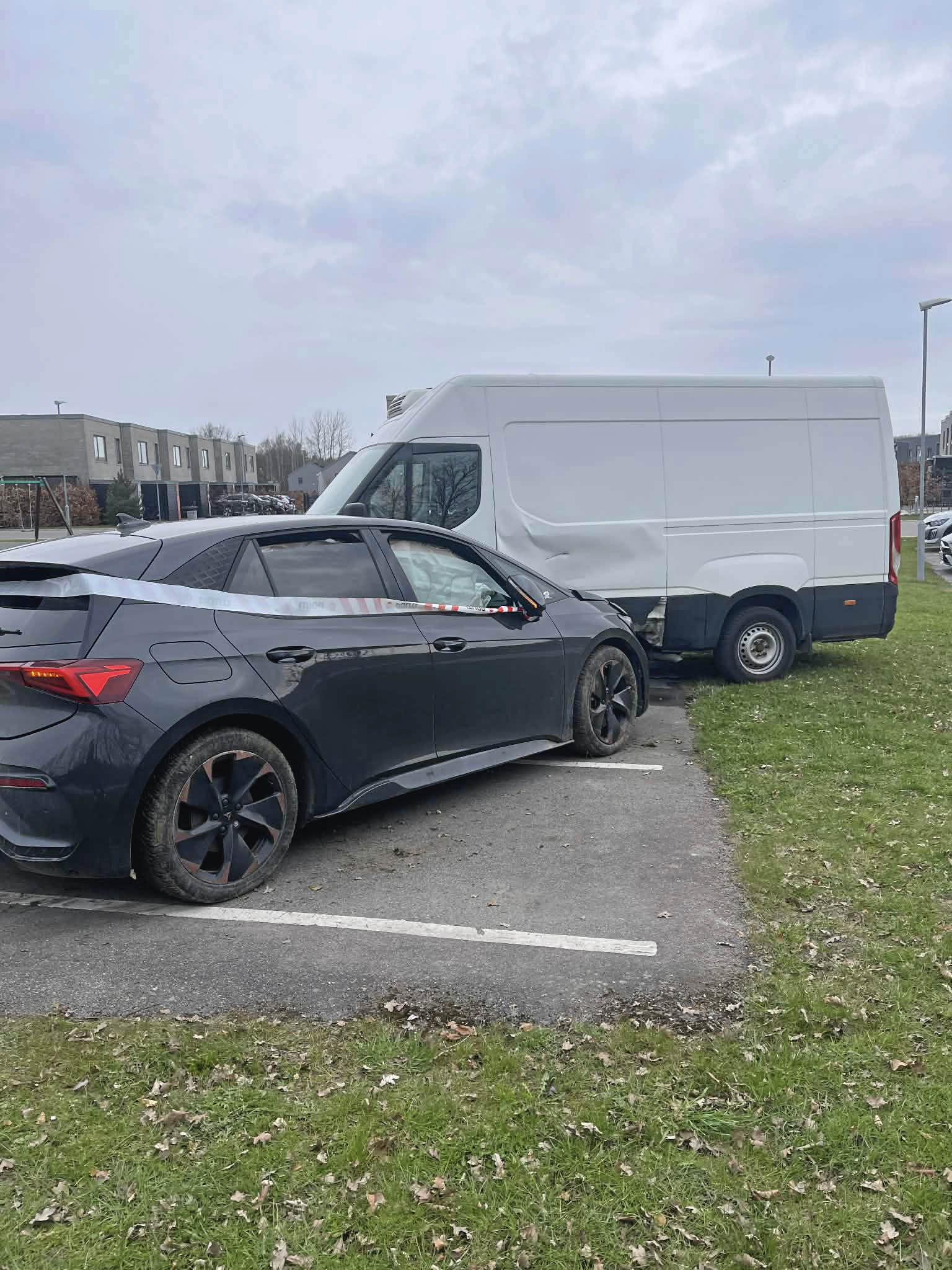 Den hurtigtkørende personbil blev kun stoppet af en parkeret varebil.