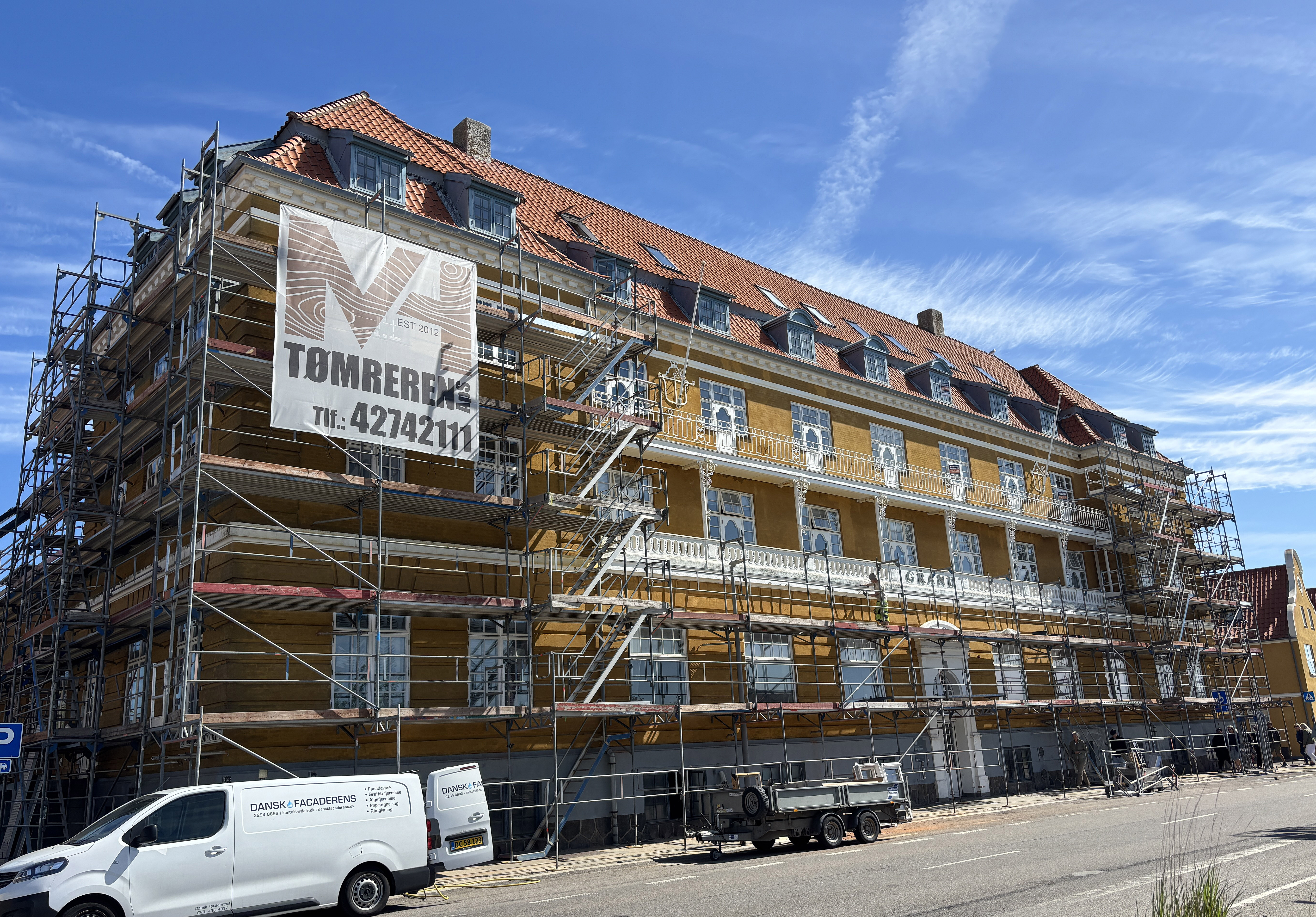 Grandejendommen, tidligere hotel, er lige nu ved gennemgå en større udvendig renovering. Men der sker også noget inde i bygningen.