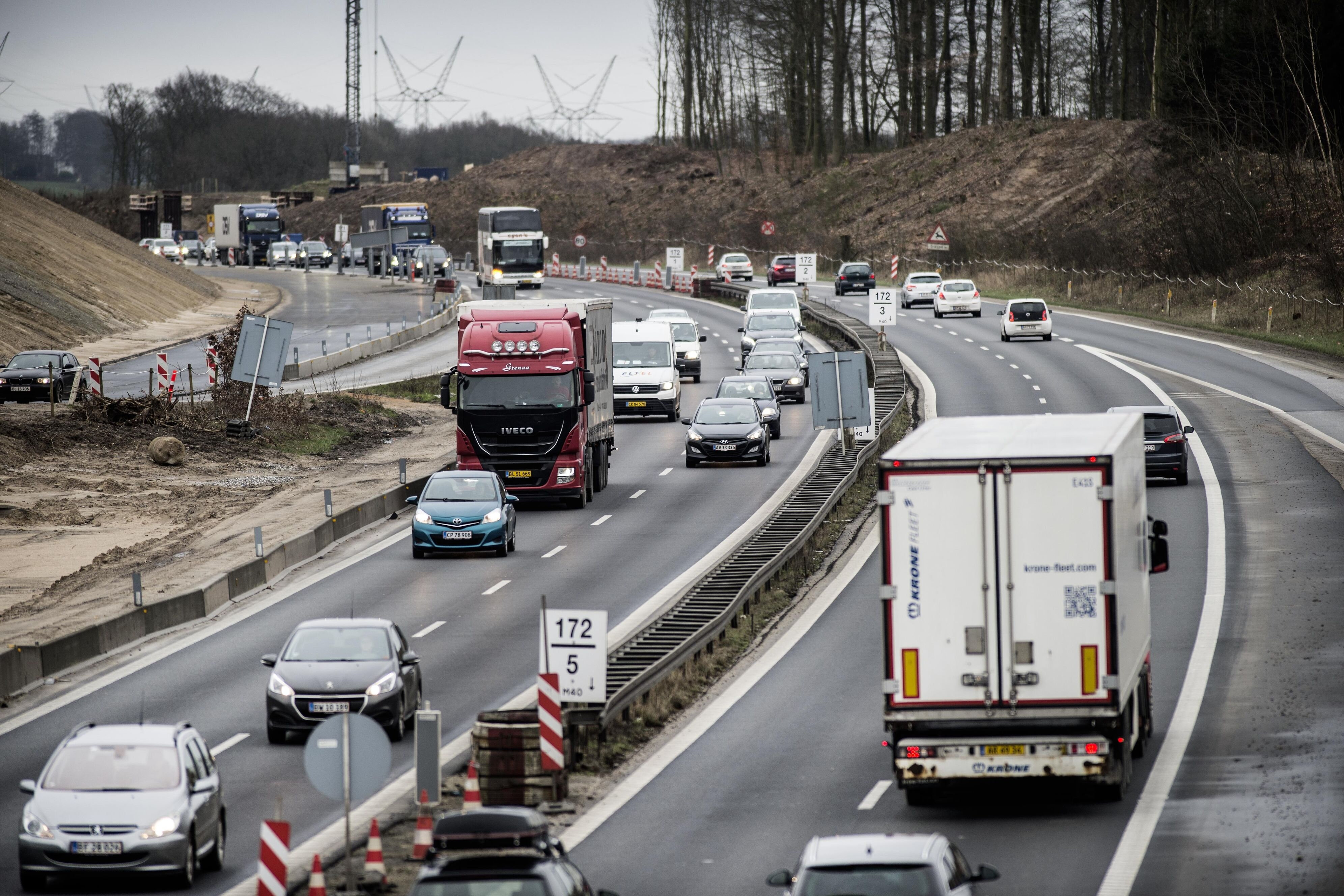 Billedet her viser tæt trafik på den vestfynske motorvej. Fra den kommende weekend vil der være vejarbejde flere steder på E20, da der skal lægges ny asfalt. Arbejdet udføres i aften- og nattetimerne. (Arkivfoto).