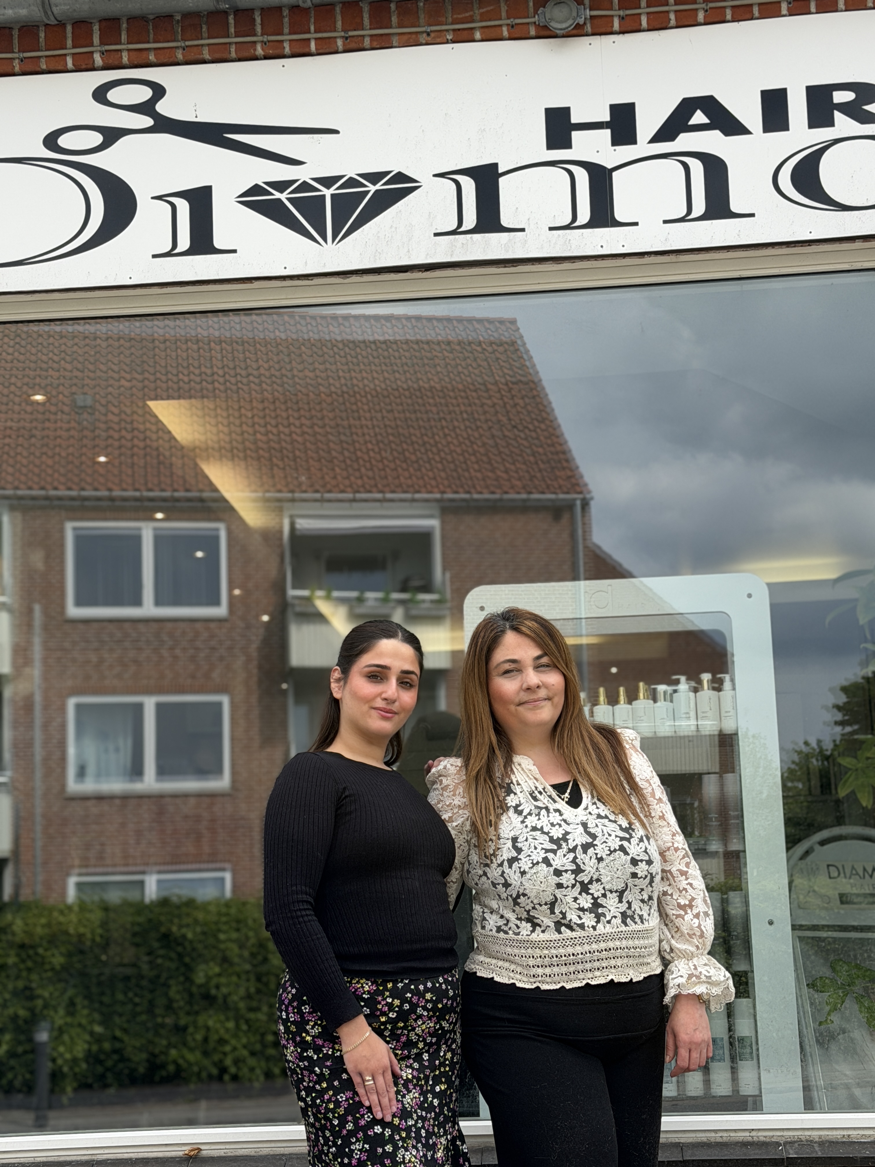 Yesim og Filiz Keceli foran salonen Frisør Diamond Hairstyle tæt på Rødovre Centrum