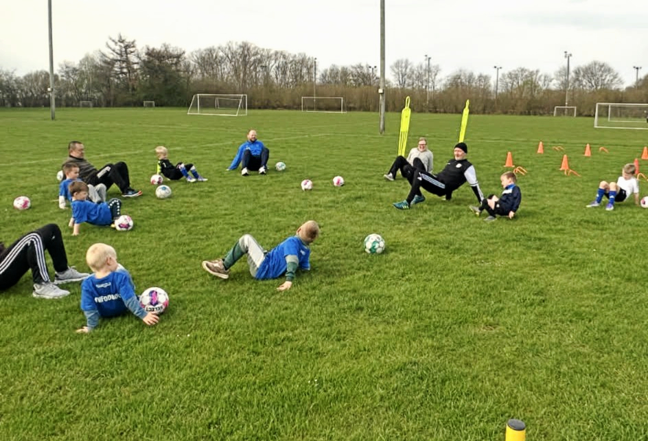 Det nye lørdagshold handler ikke kun om fodbold – det handler om at mødes, have det sjovt og føle sig velkommen, mener man i klubben.