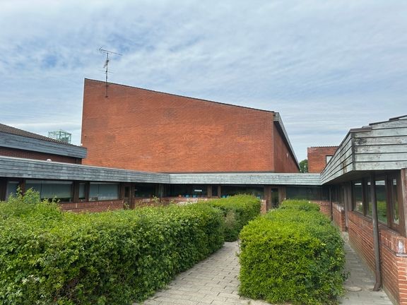 De skrå tage på Holmeagerskolens idrætshaller skal nu renoveres.