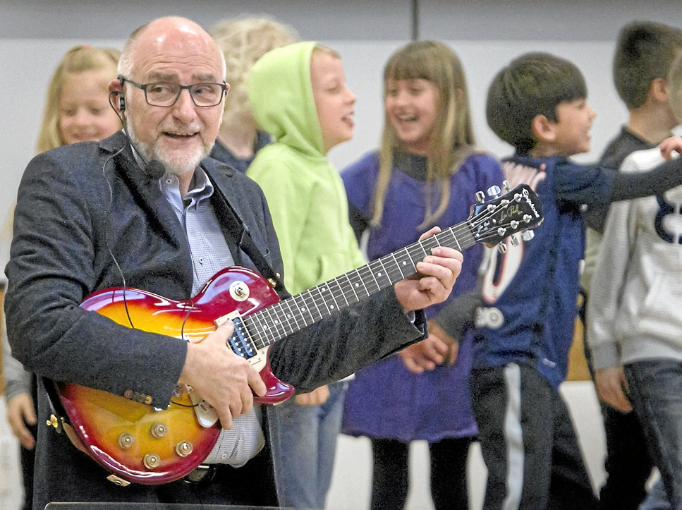 For Ib var skolen ikke en fabrik, men et sted med levende mennesker på godt og ondt, og hans menneskelige tilgang smittede af på stemningen blandt voksne og børn, skriver Bodil Hartvig Petersen