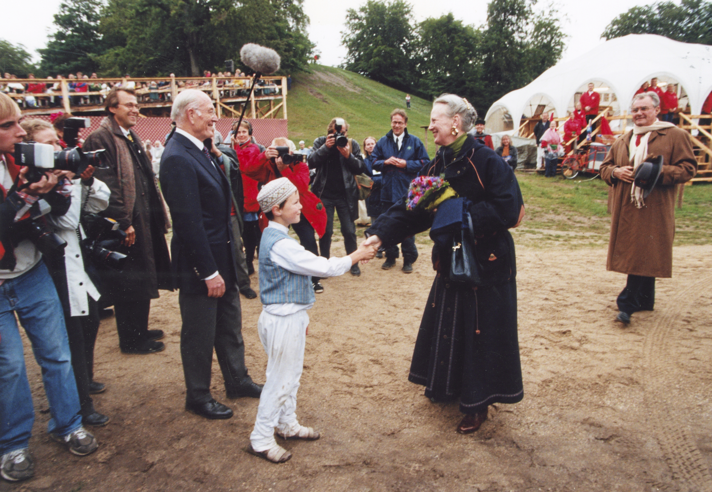 Dronning Margrethe og prins Henrik ankommer til friluftsforestillingen 'Aladdin' i Ulvedalene i Dyrehaven og modtages af borgmester Kai Aage Ørnskov, 2000. Dette år var det Gladsaxe Teater, som stod for forestillingen.