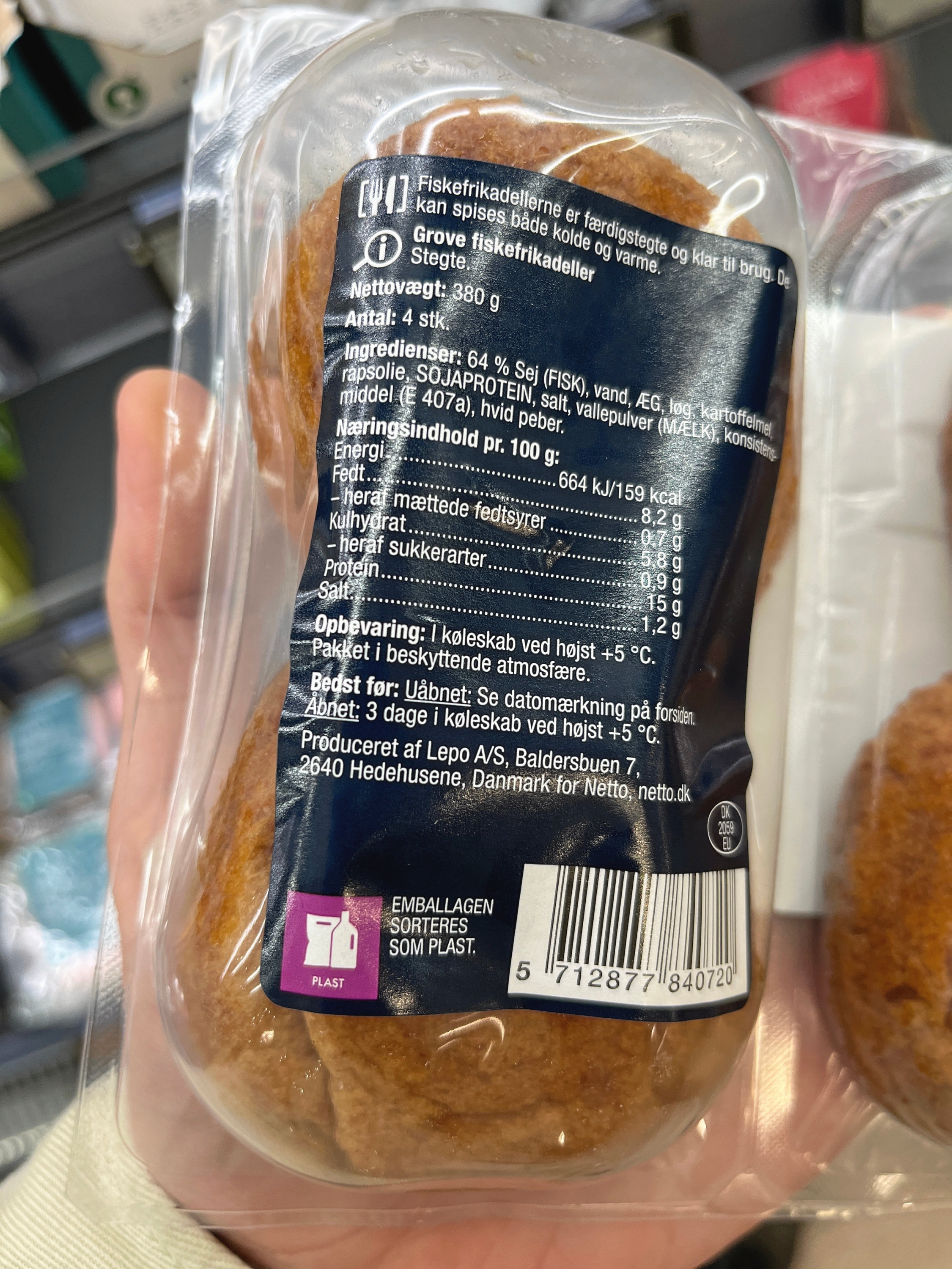 Premieurs fiskefrikadeller er produceret af Fabrikken Lepo. De kan købes i Netto, men i Salling Group, som Netto hører under er man trygge ved fortsat at sælge produktet trods rapporterne fra rejseholdet. - Christian Ambæk Premieurs fiskefrikadeller er produceret af Fabrikken Lepo. De kan købes i Netto, men i Salling Group, som Netto hører under er man trygge ved fortsat at sælge produktet trods rapporterne fra rejseholdet.