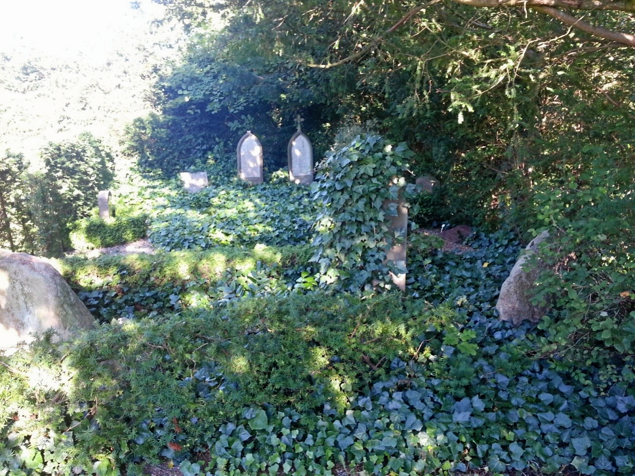 Byens ældste og endnu benyttede familiegravsted er slægten Kierulffs på Sct. Mikkels Kirkegård