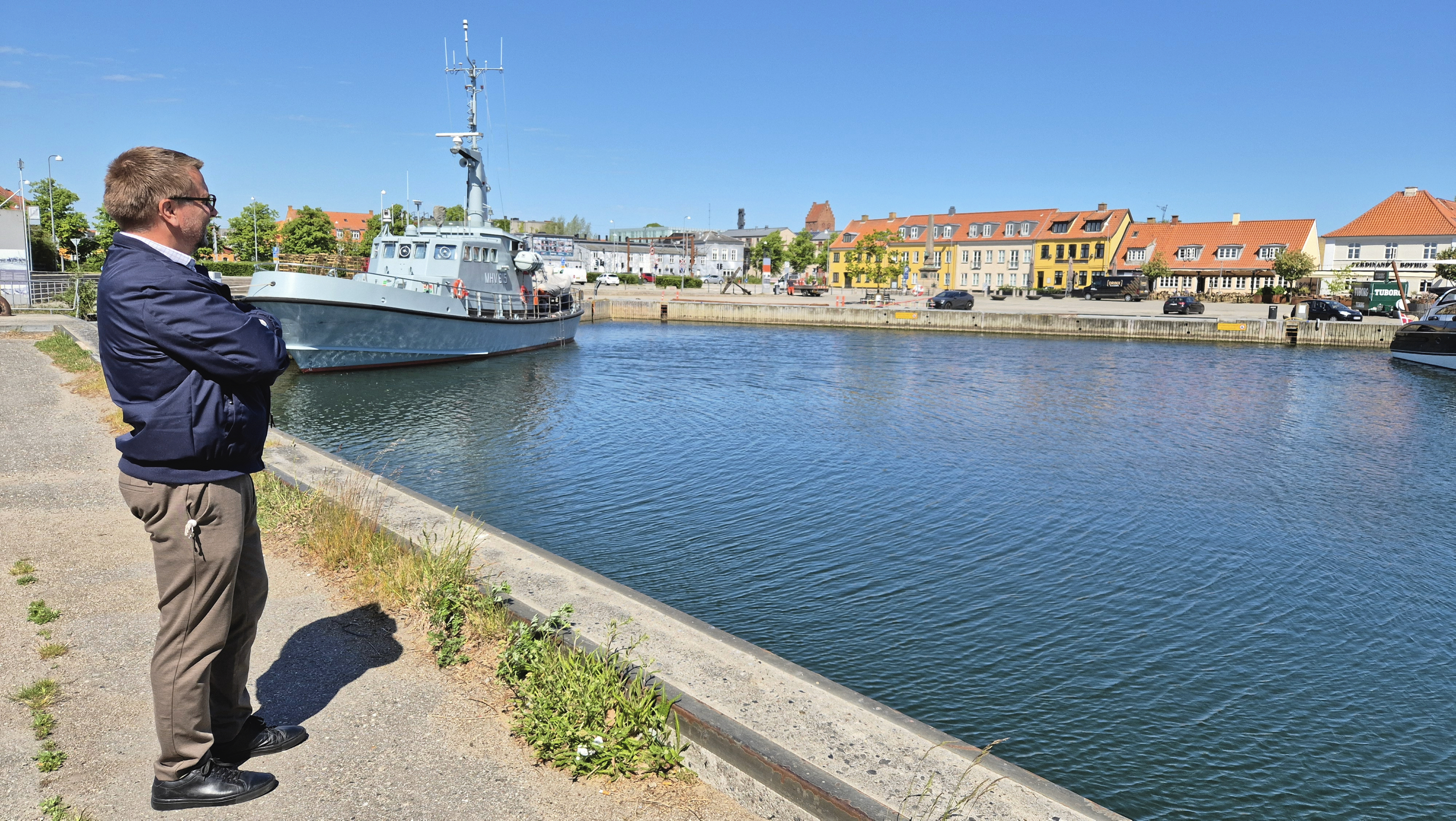 I de kommende år skal der fokus på renoveringen af havnen. Her er det formanden for Teknik- og Ejendomsudvalget, Anders Gøthe (LA), der tager et kig udover området.