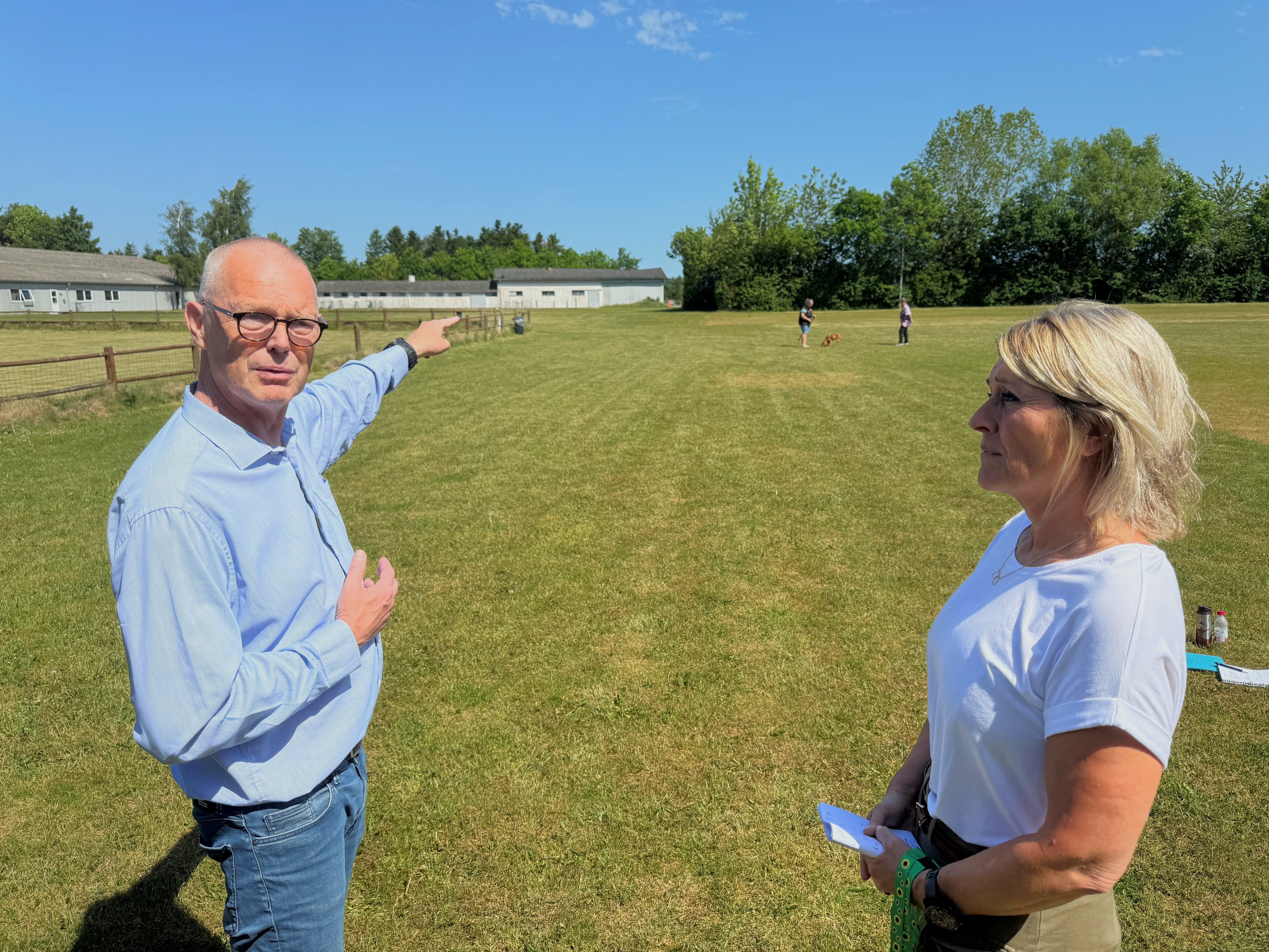 Direktør Jens Glavind og pressemedarbejder Lise Lotte Christensen viser Danmarks største hundeaktivitetscenter frem