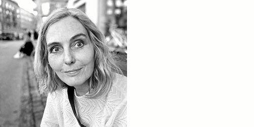 Udstillingen handler ikke mindst om mødet med andre nordiske kulturer og kunstnere. Her er det Maria Holm-Jacobsen, der er halv dansk og halv færøsk. Hun har boet på Færøerne siden 2020. - Køge Kunstforening Udstillingen handler ikke mindst om mødet med andre nordiske kulturer og kunstnere. Her er det Maria Holm-Jacobsen, der er halv dansk og halv færøsk. Hun har boet på Færøerne siden 2020.