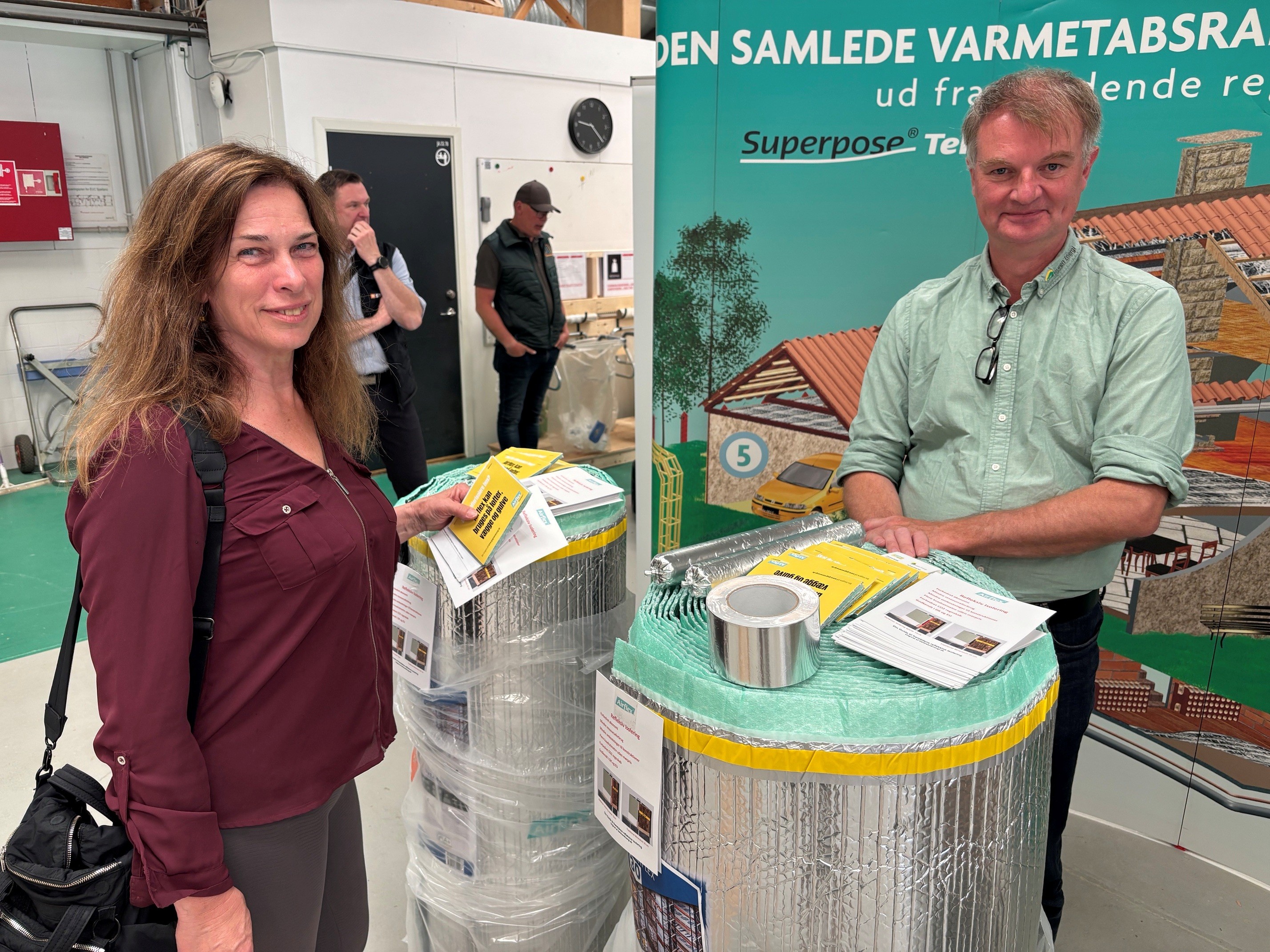 Arkitekt Birgit Rasmussen fra CASA Arkitekter ved standen med Airflex, et alternativt isoleringsmateriale, som Carsten Kudsk fra GE Green Energi kan fortælle mere om.