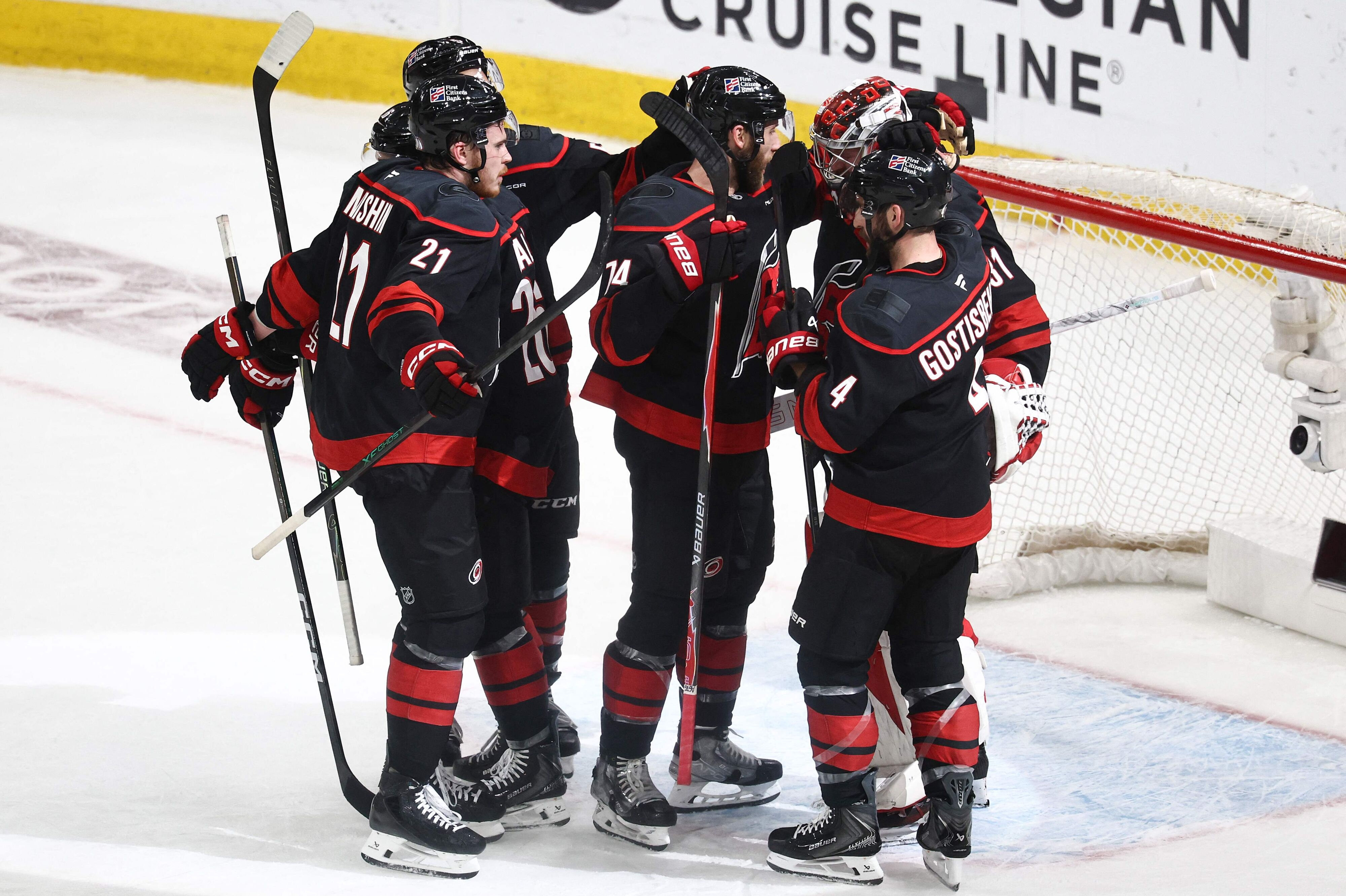 Holdkammerater omfavner Carolinas Hurricanes danske målvogter, Frederik Andersen, der natten til lørdag var med til at sikre holdets deltagelse i Stanley Cup-finalen.