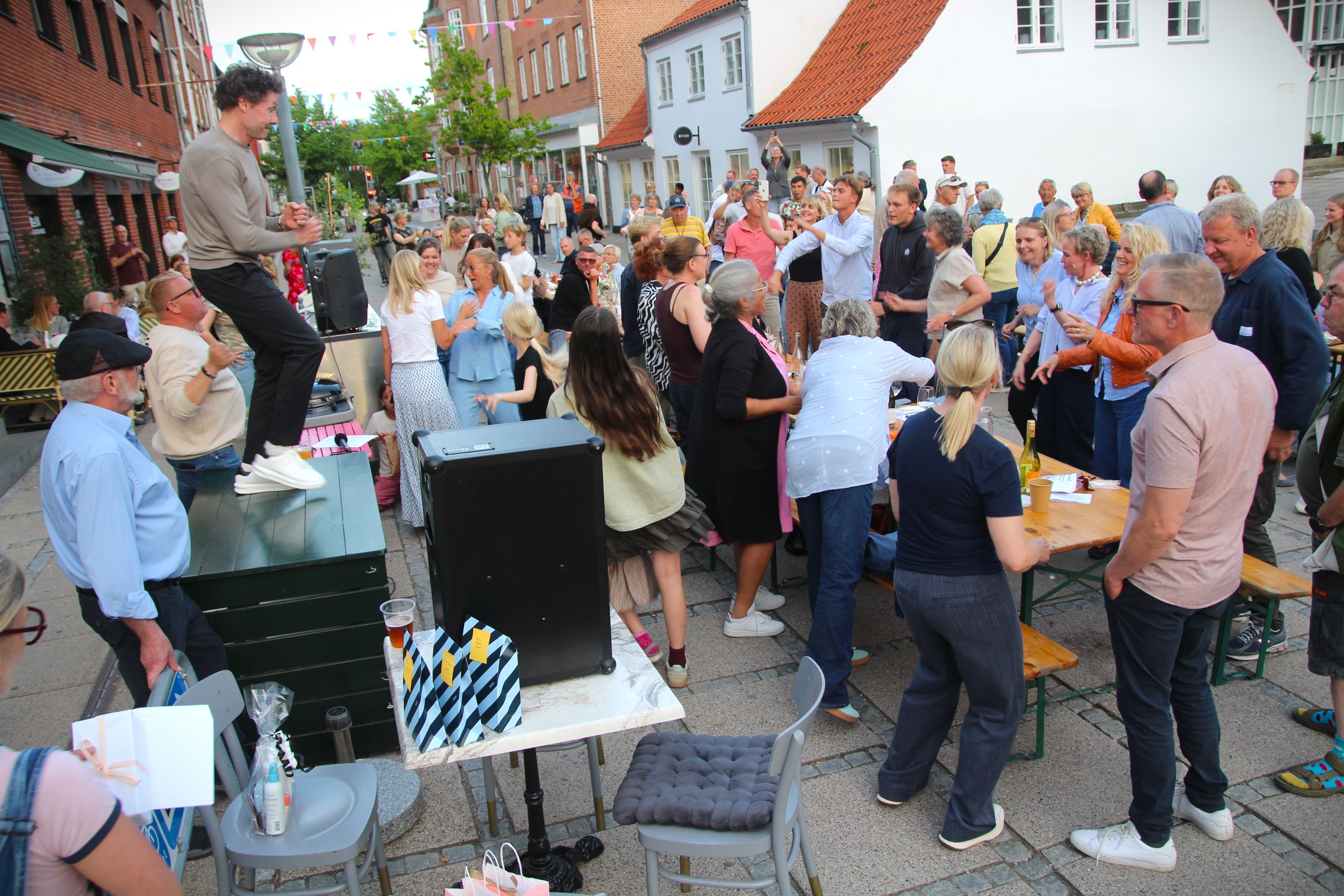 Jernbanegade summede af sommerstemning fredag aften, da 'Hej Sommer' samlede masser af mennesker til fællessang, musikquiz og hygge under åben himmel i Fredensborg.