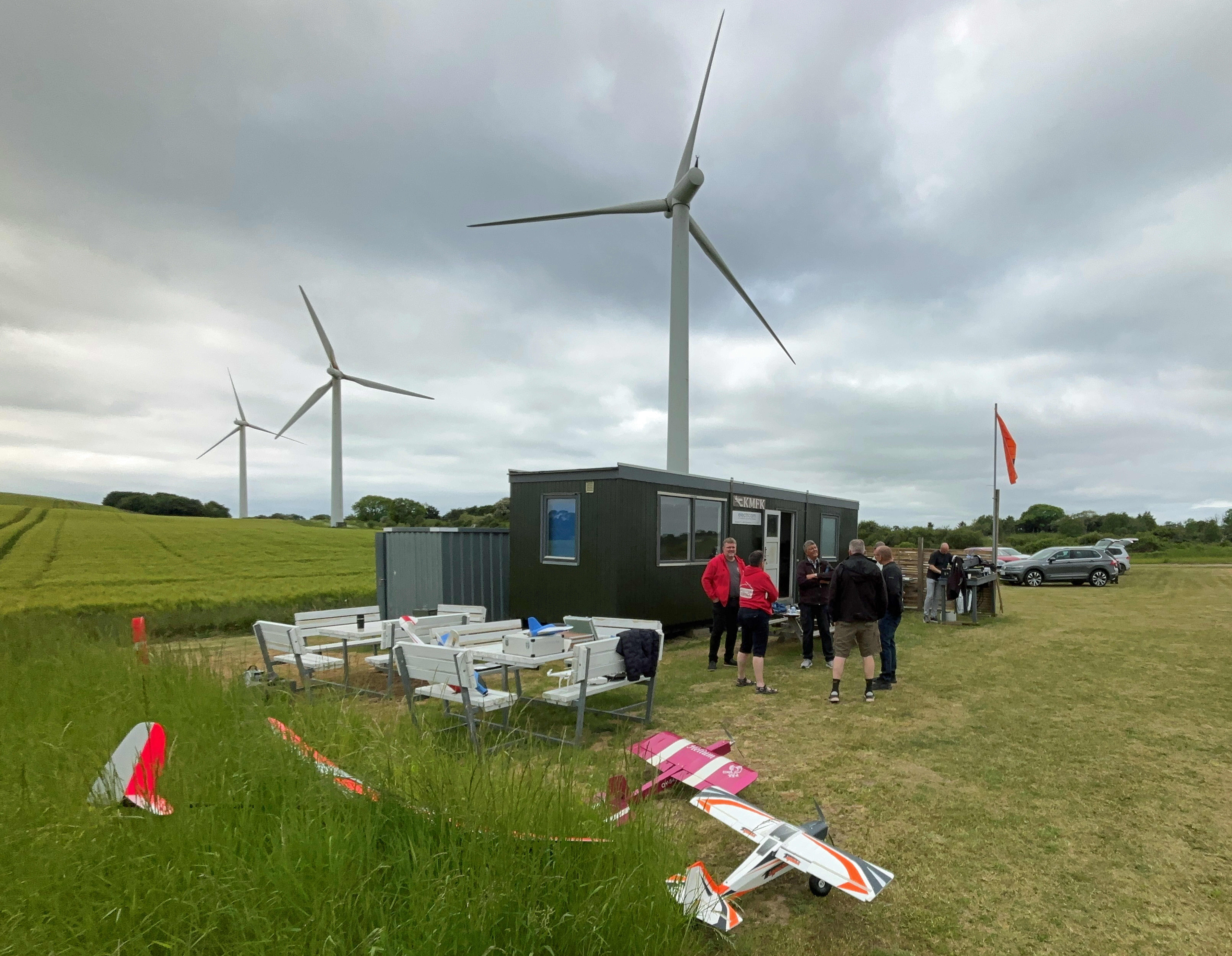 I ti år har Kalundborg Modelflyklub haft hjemme på en mark ved jernbanesporet udenfor Værslev. Søndag inviterede klubben til åbent hus.