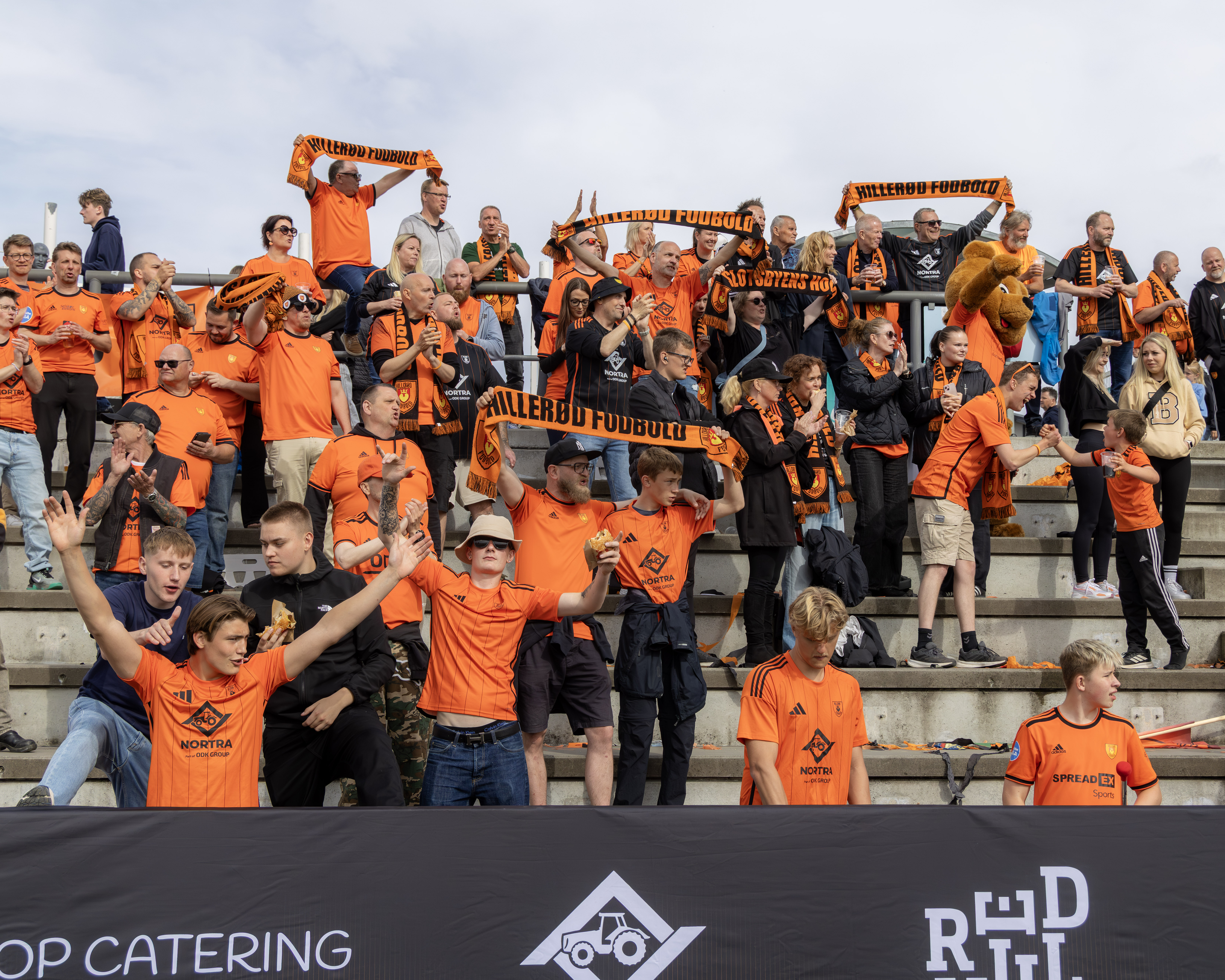 Der var mange stolte fans på tribunerne.