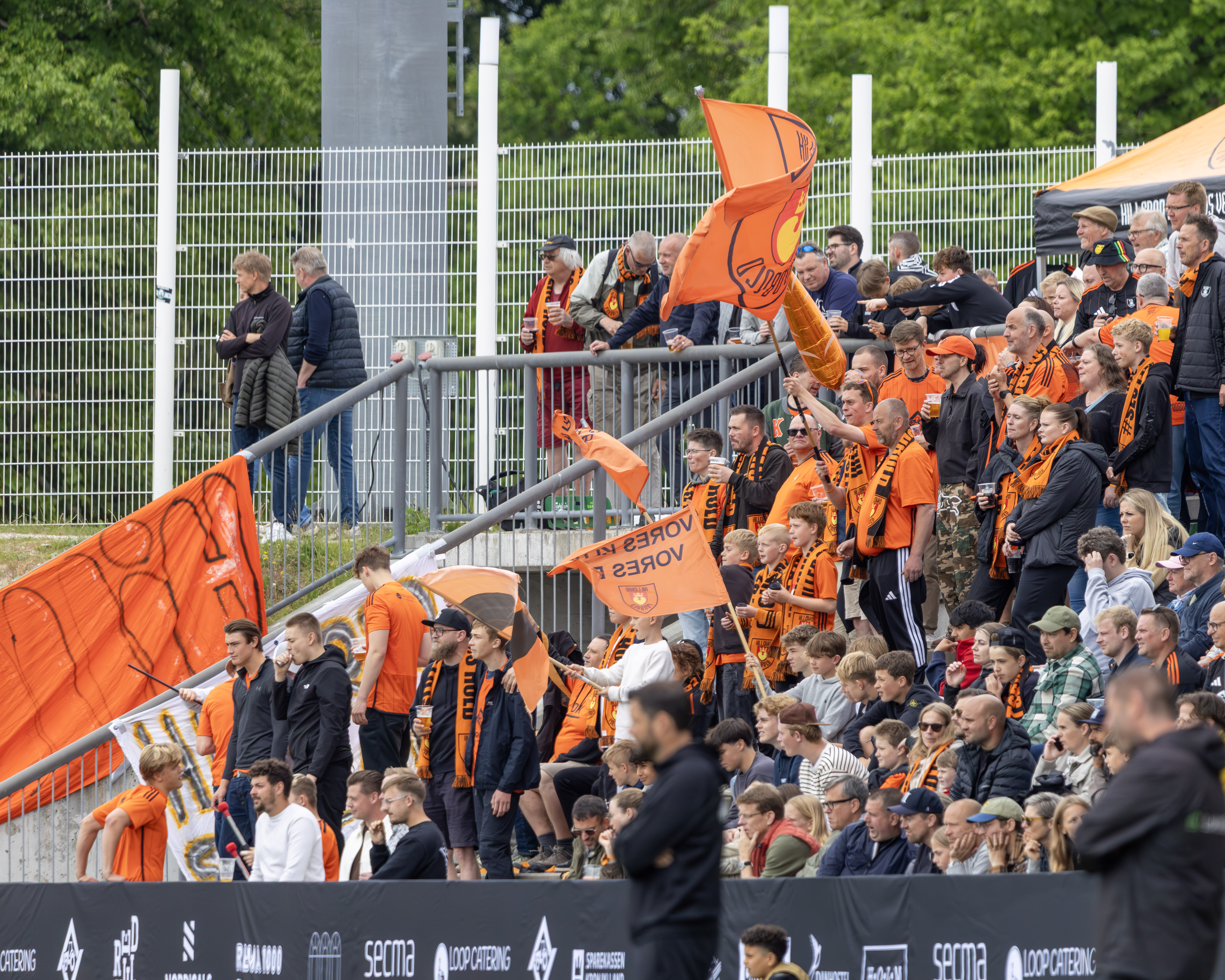Fans på lægterne i Helsingør, da Hillerød Fodbold spillede sæsonens sidste kamp der. Efter sommerferien kan de se frem til at spille de første fem hjemmekampe i Hillerød.