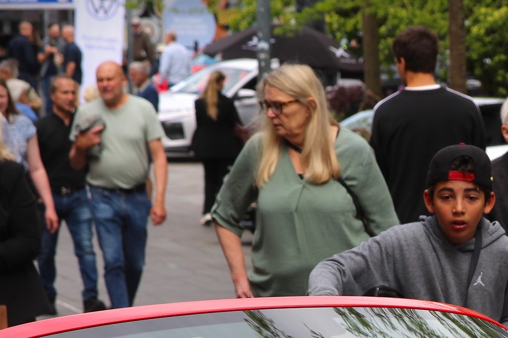 Også denne lille røde sag fra Porsche fangede de forbipasserendes opmærksomhed. - Martin Warming Også denne lille røde sag fra Porsche fangede de forbipasserendes opmærksomhed.