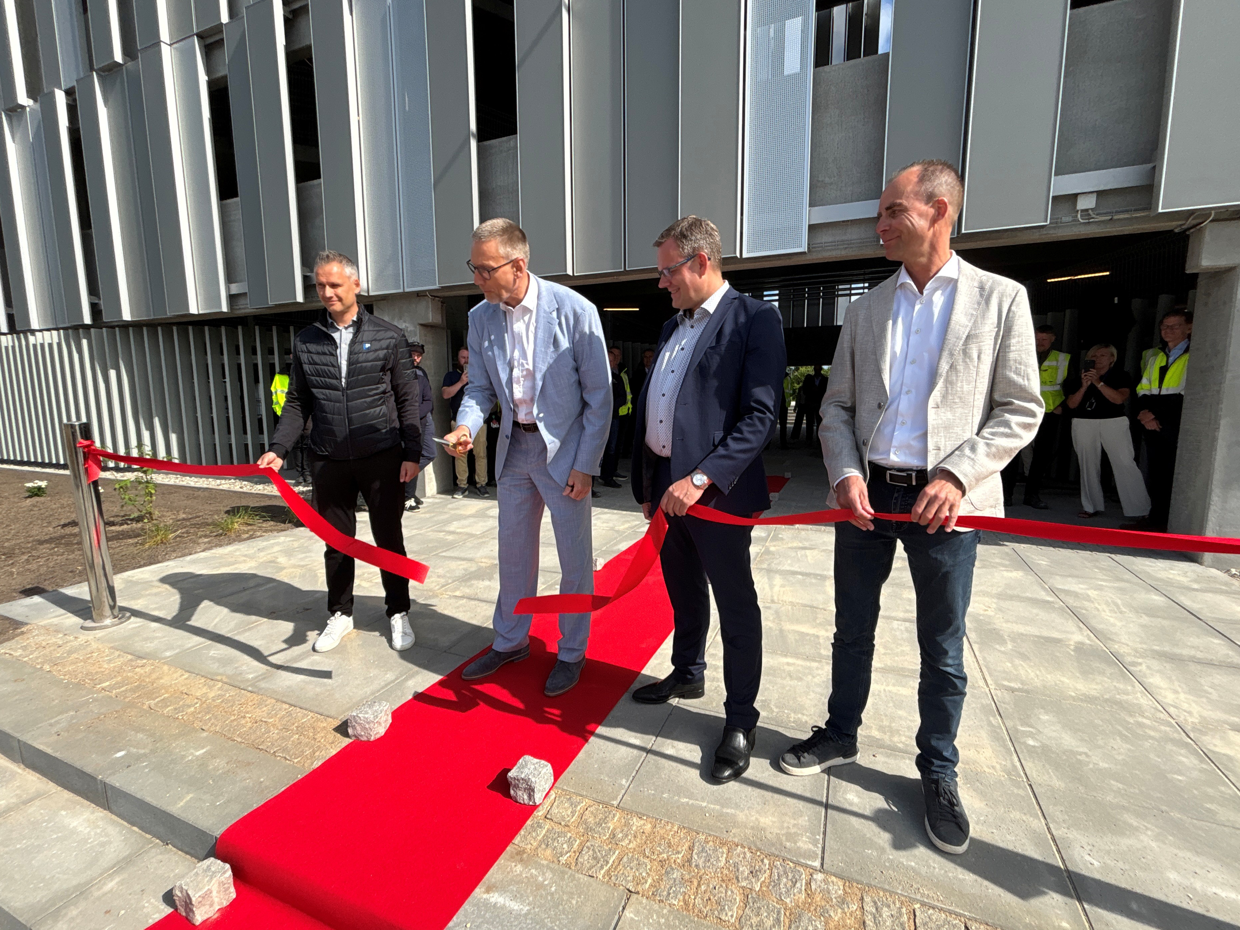 Afdelingschef Martin Pedersen fra 5E Byg, produktionsdirektør hos Novo Nordisk Michael Hallgren, formand for teknik- og miljøudvalget Jakob Beck Jensen og projektdirektør Henrik Jakobsen fra NNE stod sammen for den officielle åbning af det nye parkeringshus.