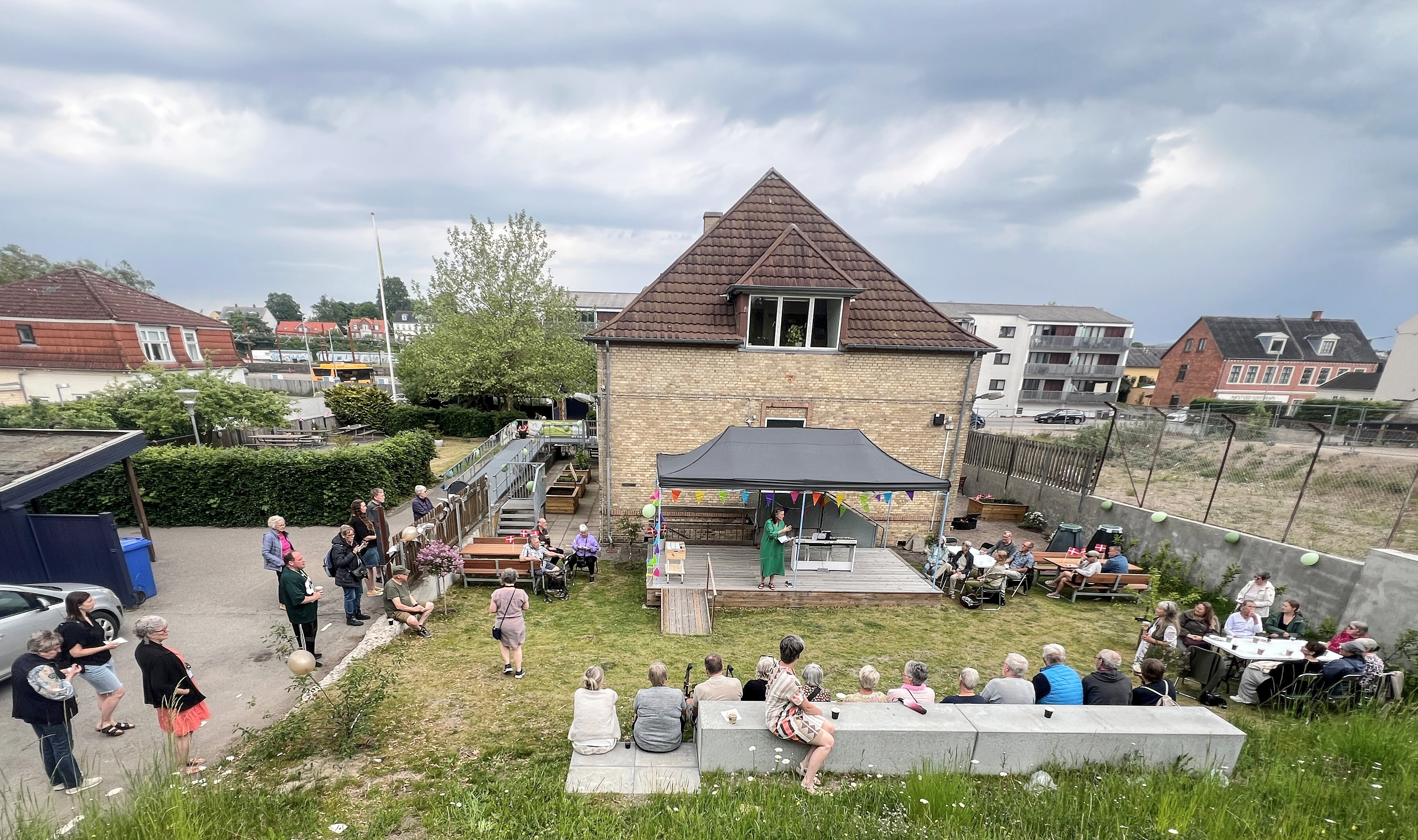 Frivilligcenter Næstved har fået en ny have, hvor der er tænkt på plads til både mennesker, fugle og insekter.