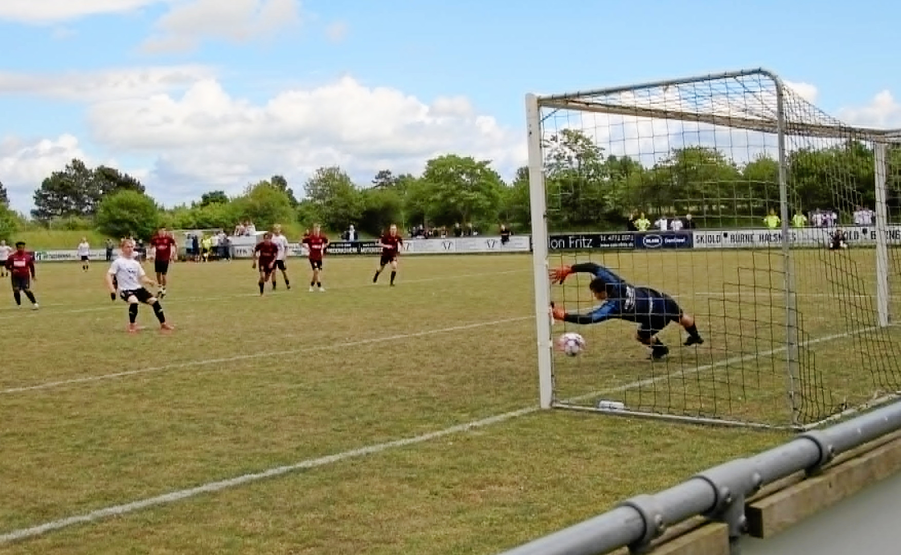 Daniel Jacobsen scorede iskoldt fra pletten og udlignede gæsternes 1-0 føring.
