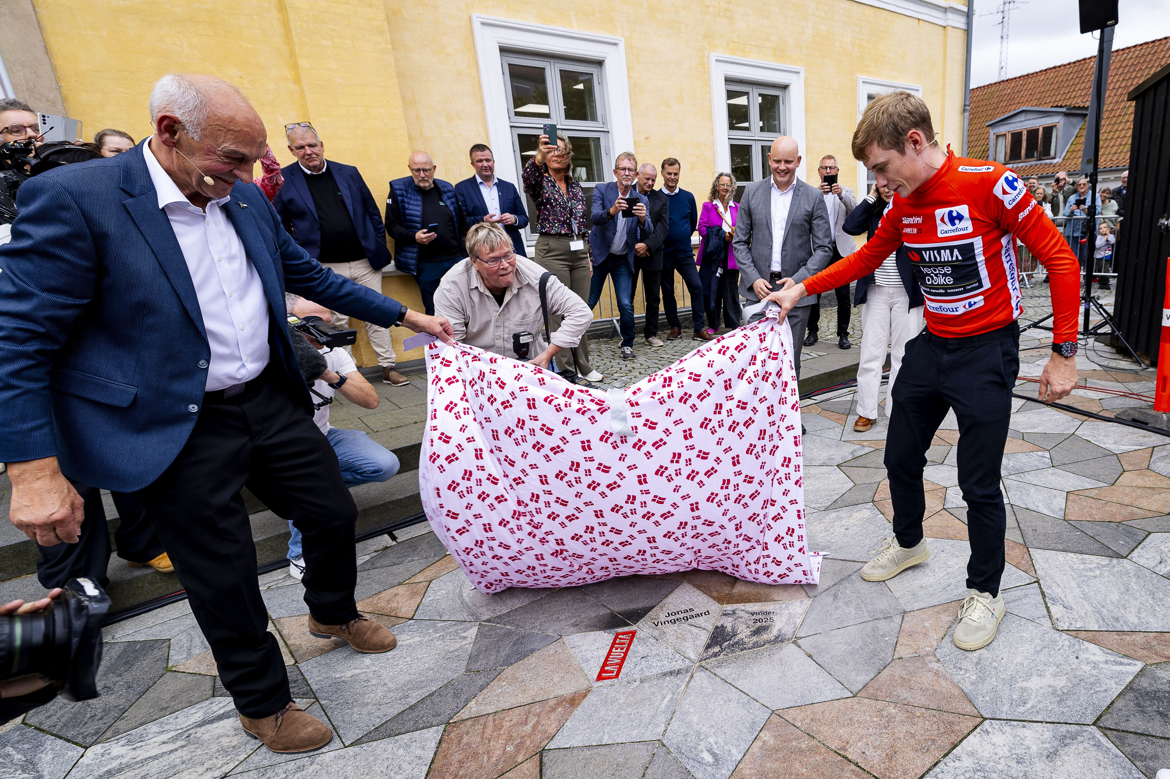 Jonas Vingegaard blev i 2025 fejret i Skive, hvor der blev præsenteret en "æresflise". Efter triumfen i Giro d'Italia er der blevet lovet endnu en flise, men det er usikkert, hvornår den vil blive præsenteret. (Arkivfoto).