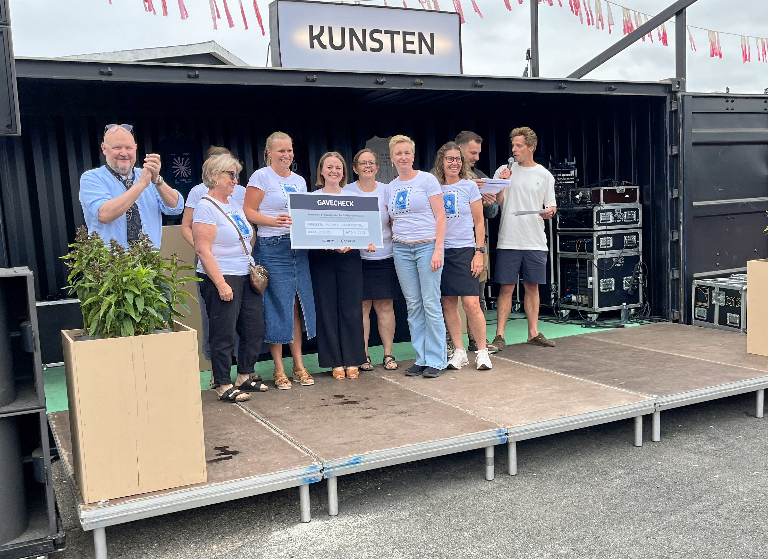 De store smil var fremme hos arrangørerne af Halsnæs Strikkefestival, der blev tilgodeset med 20.000 kroner