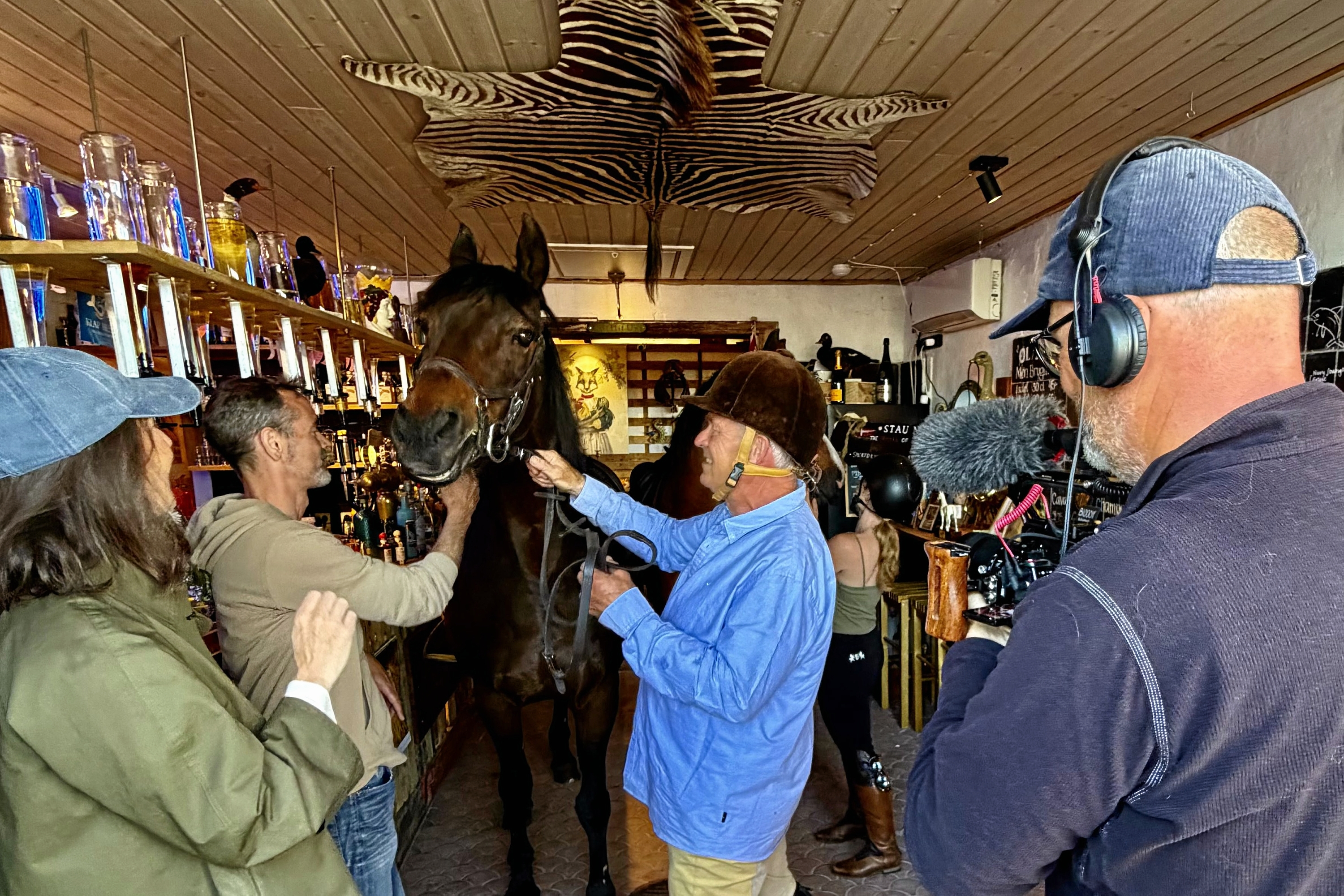 Der var inviteret heste med indenfor i Café Klap Hesten, hvilket tv-holdet var noget forundrede over at se. - Pressefoto Der var inviteret heste med indenfor i Café Klap Hesten, hvilket tv-holdet var noget forundrede over at se.