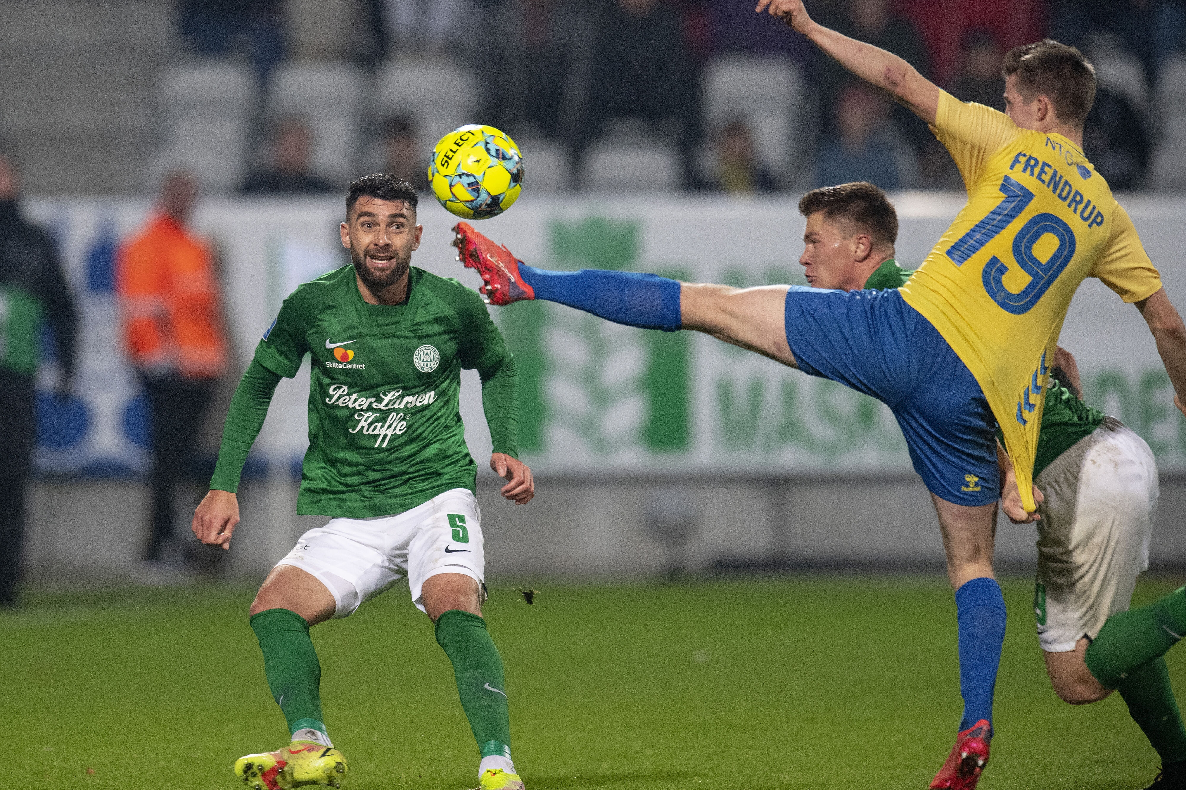 Frans Dhia Putros har spillet 71 kampe i Superligaen. Her er han i aktion for Viborg FF mod Brøndby. (Arkivfoto).