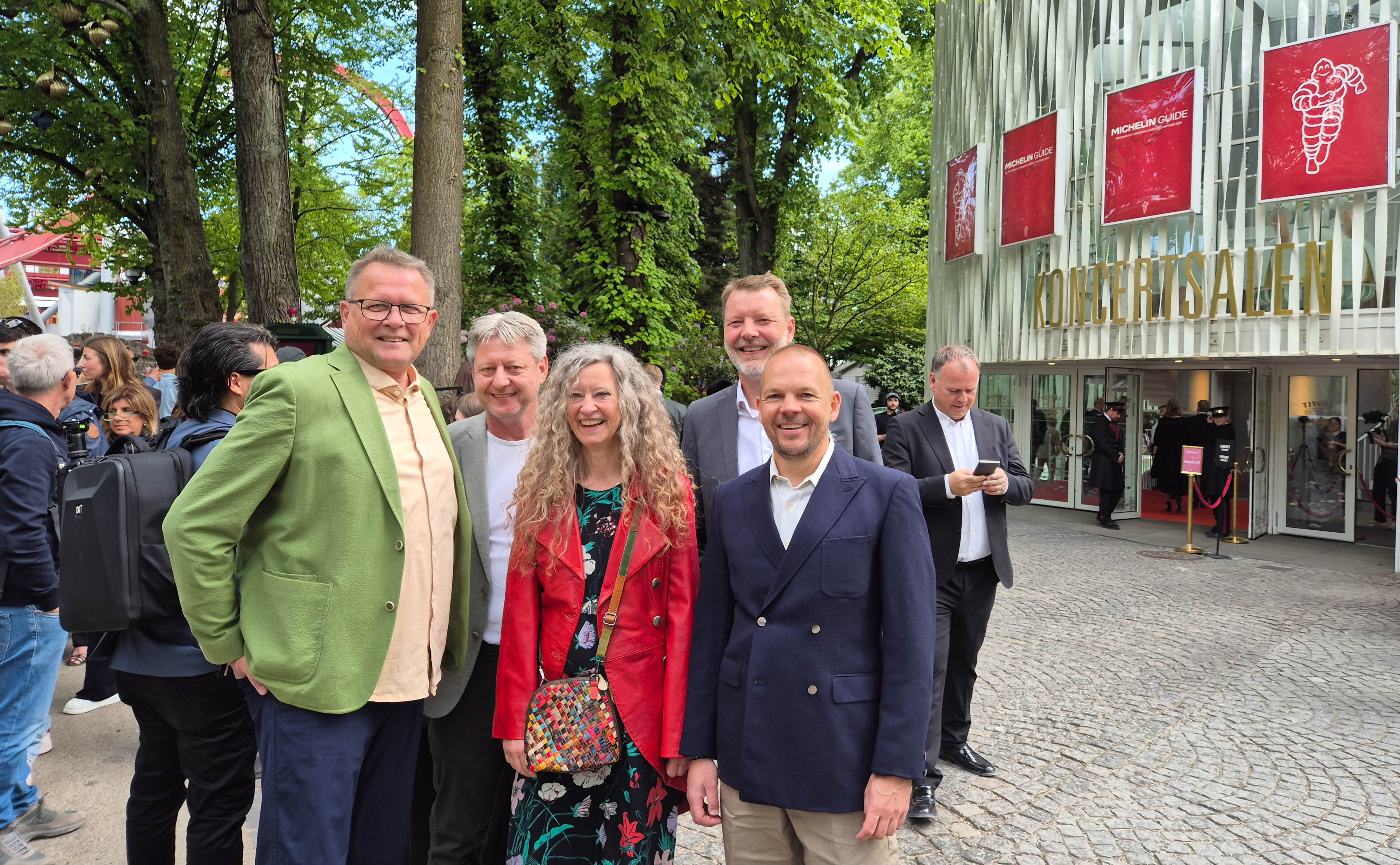 En hel delegation fra Odsherred var mødt op i Tivoli for at overvære stjerneregnen. Her er det projektleder fra VisitOdsherred, Ole Jacobsen, formand for FiO, Claus Marcussen, Gitte Klausen fra Anneberg Kulturpark, direktør for Geopark Odsherred, Morten Egeskov og turistchef i VisitOdsherred, Claus Rex.