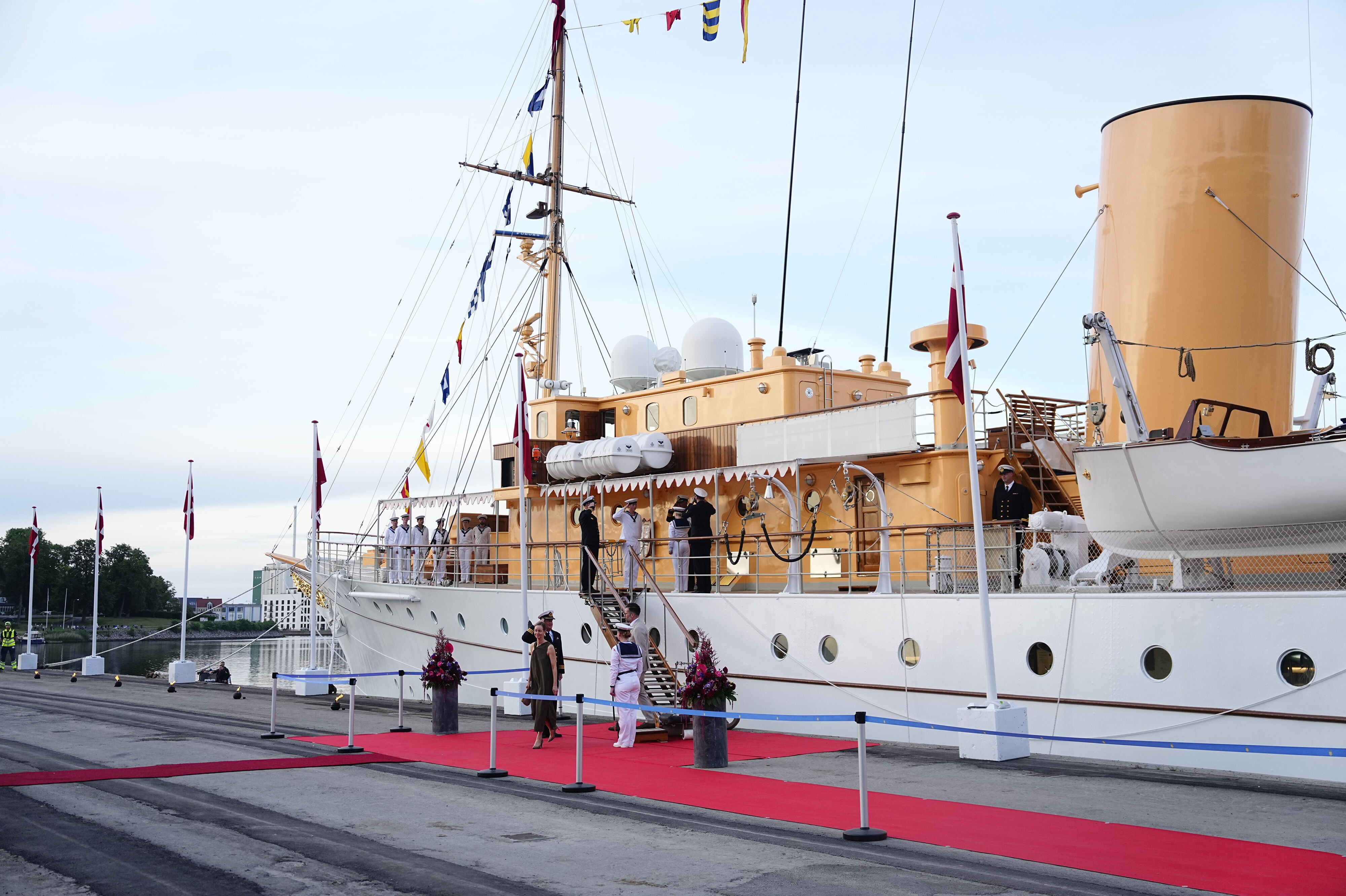 Mette Frederiksen er på vej til kongeskibet "Dannebrog" i Odense Havn, hvor kongeparret opholder sig.