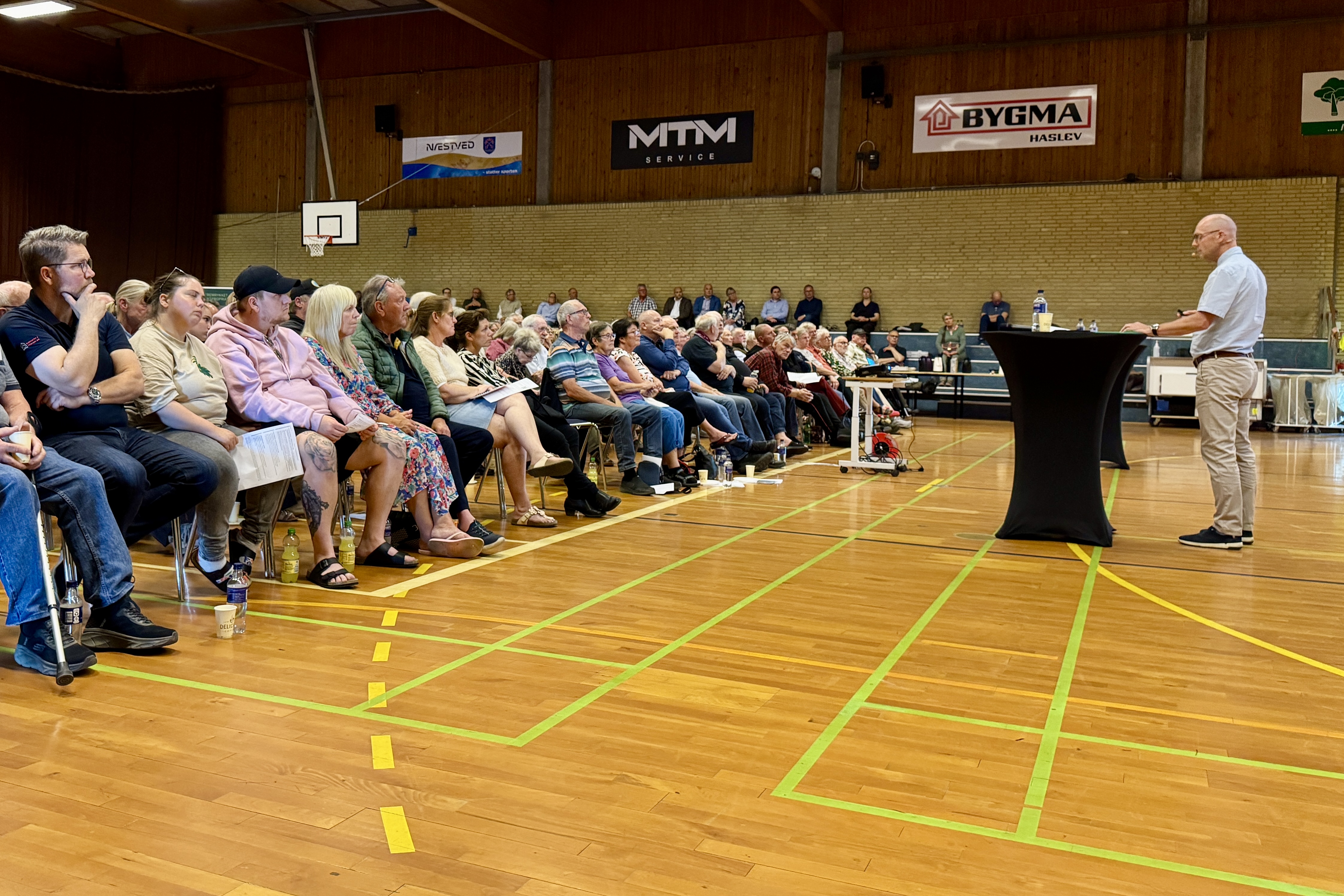 Fladså Hallen dannede mandag aften ramme om et velbesøgt dialogmøde, hvor flere hundrede naboer var mødt op i håbet om nye svar fra Energinet.