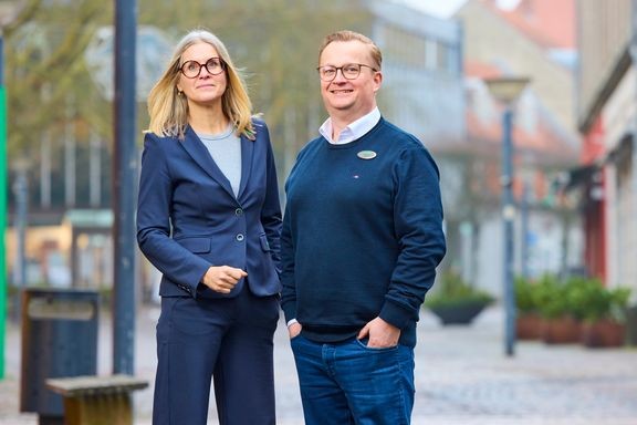 Hos Louis Nielsen Ringsted samler Stine Clausen og Kristian Thestrup, der ejer butikken, brugte briller ind. Til november gives de videre til børn og voksne i Tanzania. Indsamlingen starter den 1. juni, og der tages både imod almindelige briller og solbriller.