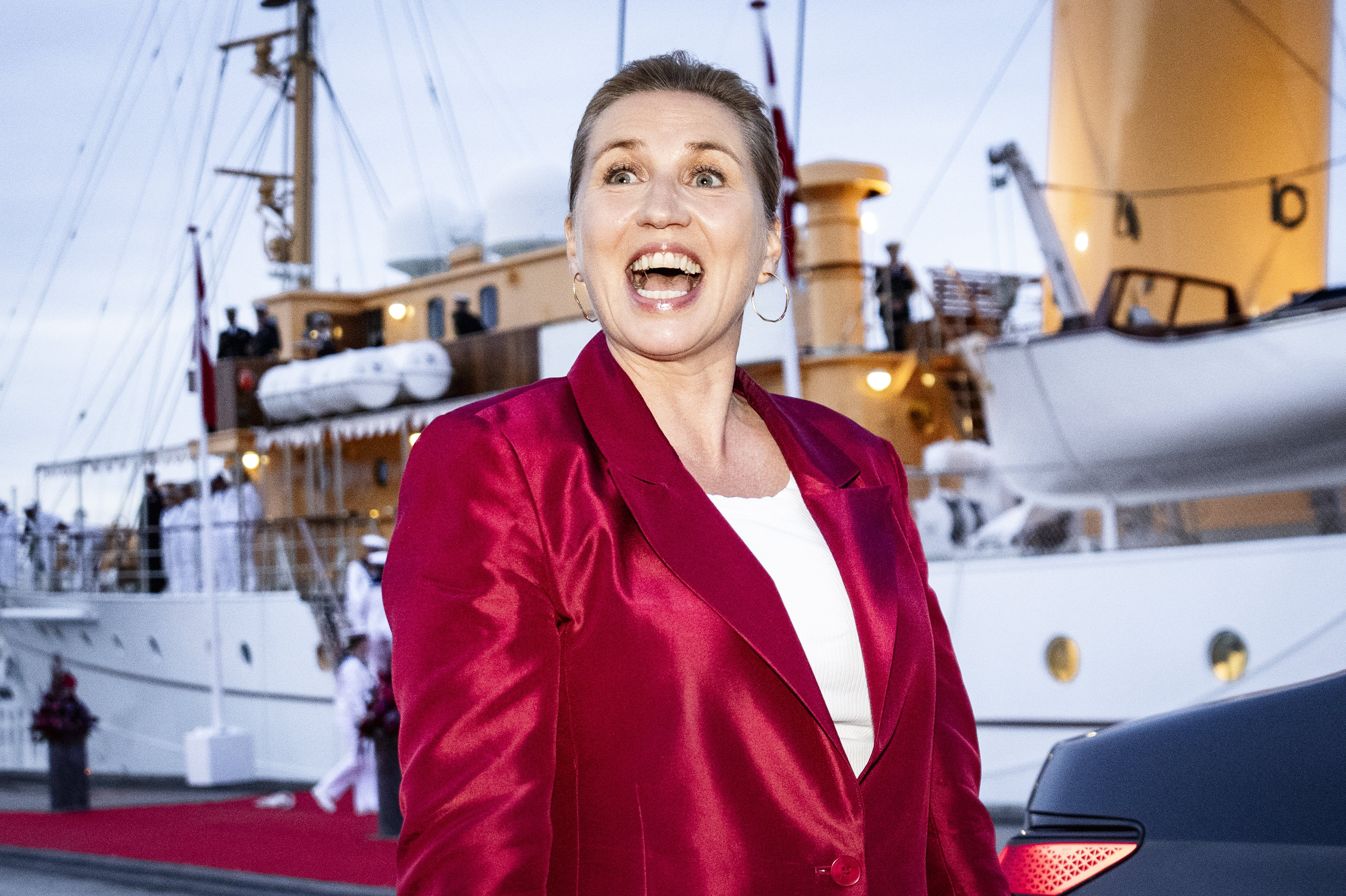 Fungerende statsminister Mette Frederiksen (S) har forhandlet i ugevis, og nu kan der dannes en regering bestående af Socialdemokratiet, SF, Moderaterne og De Radikale. Det fortalte hun til kongen mandag aften i Odense.