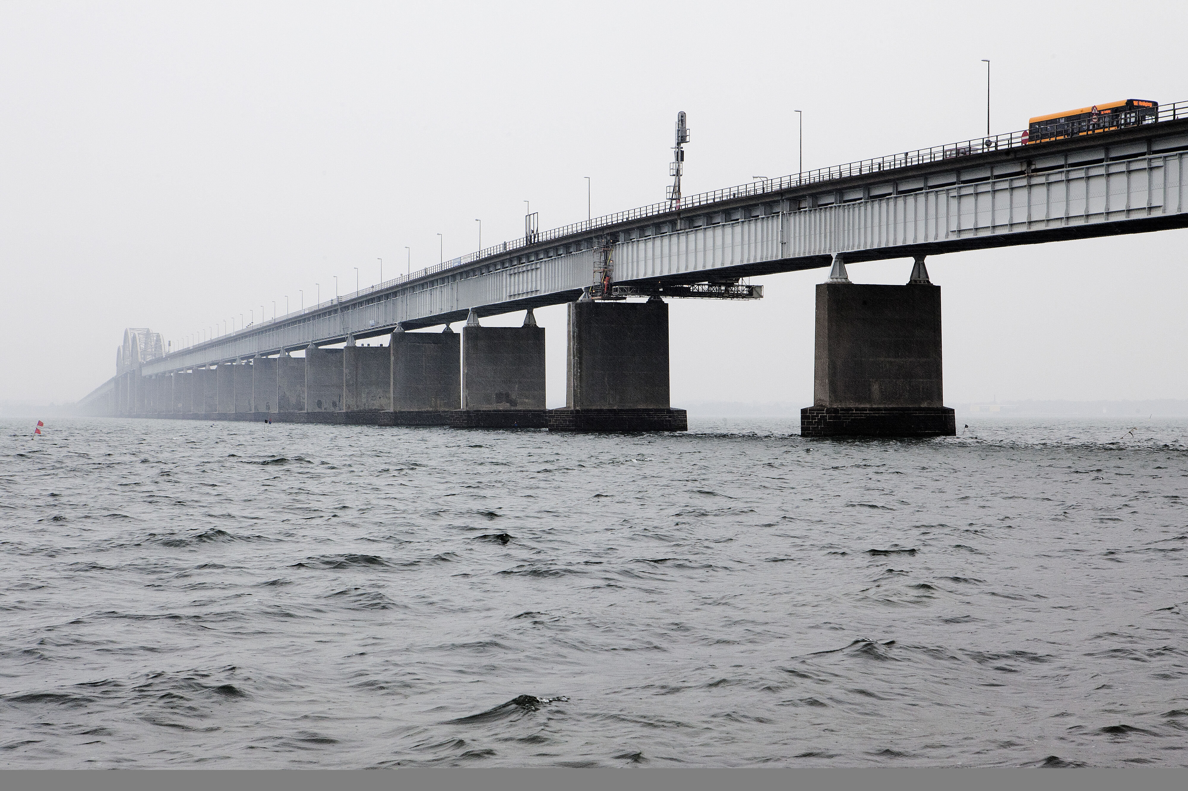 Sådan så den gamle Storstrømsbro ud. Onsdag lukker den permanent for biltrafik. (Arkivfoto).